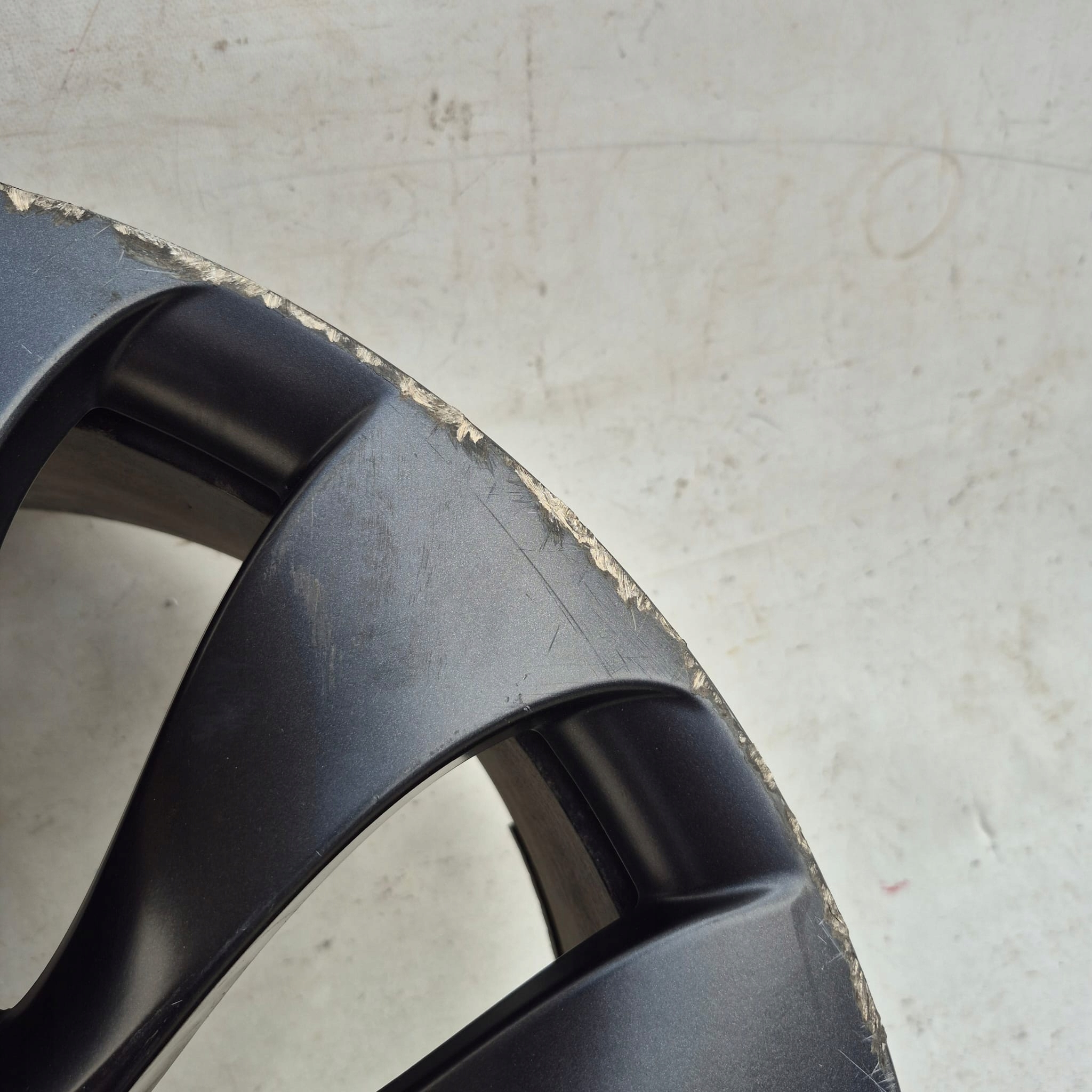 TESLA 1188226-00-C 21X9.5J ET40 21" disk hliníkový