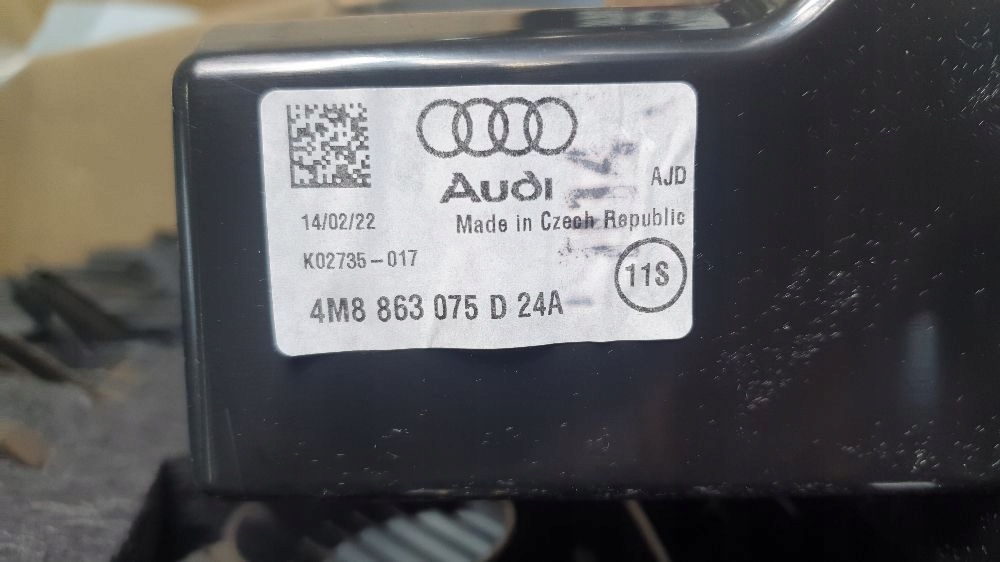 Audi Q8 passenger compartment below steering wheel, 4M8863075D