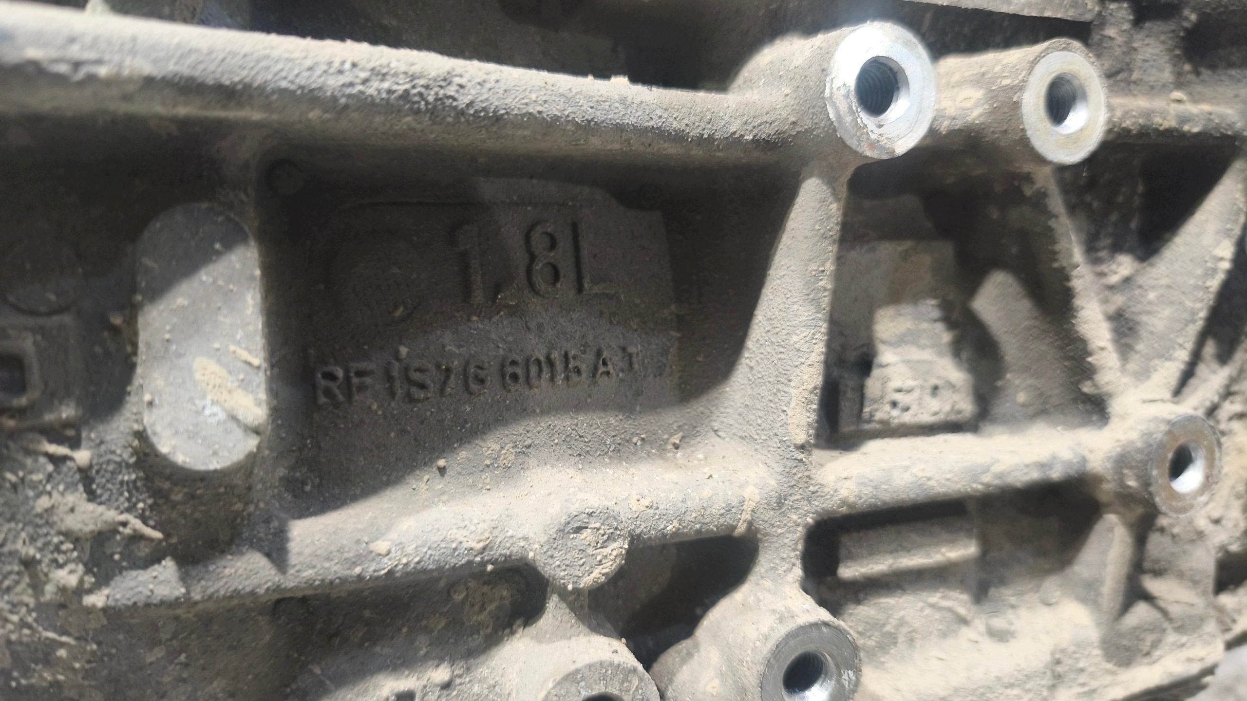 moteur nu cache- FORD MONDEO MK3 1.8B CHBB
