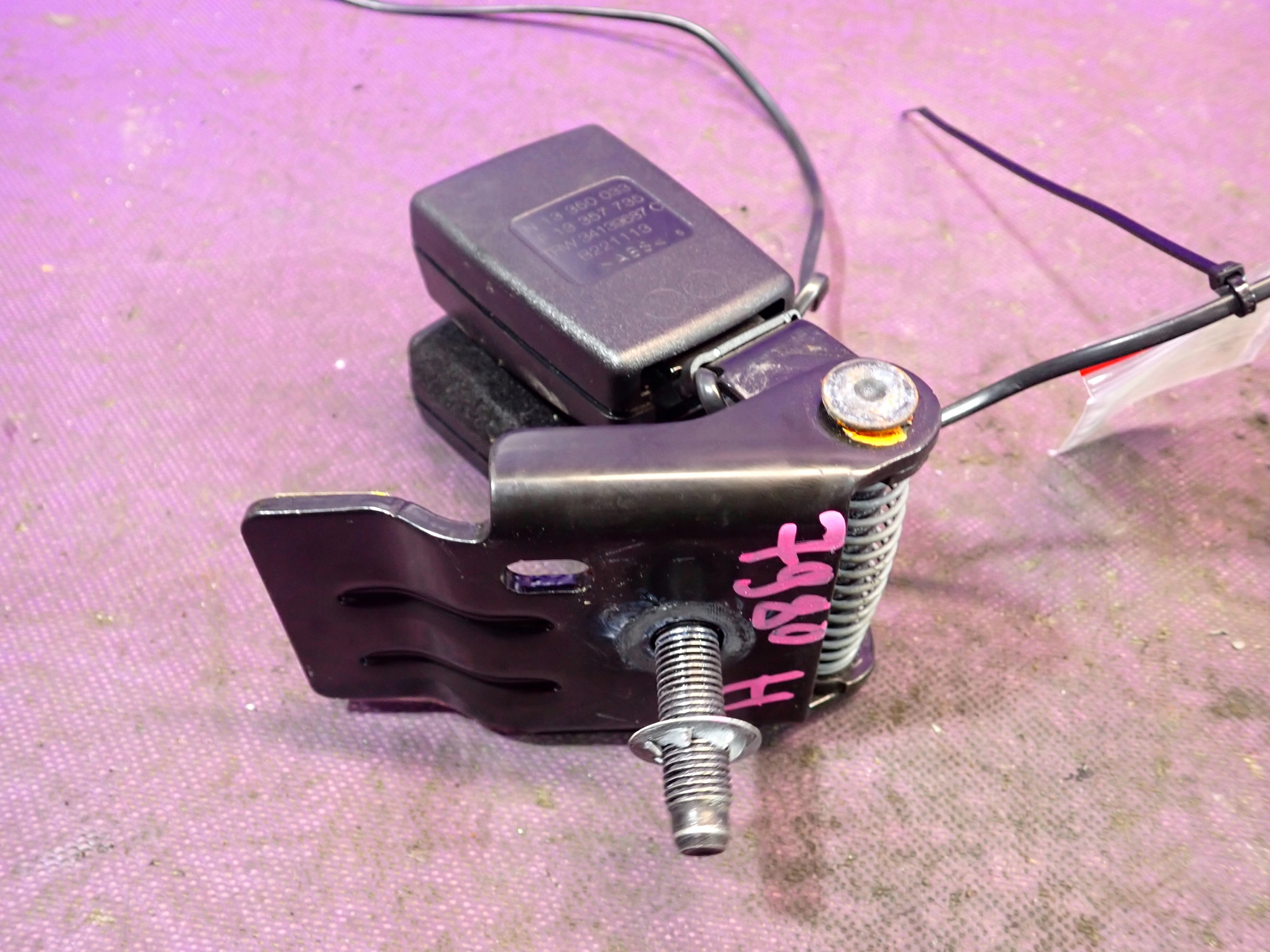 opel ADAM 12- защелка ремня зад 13357735