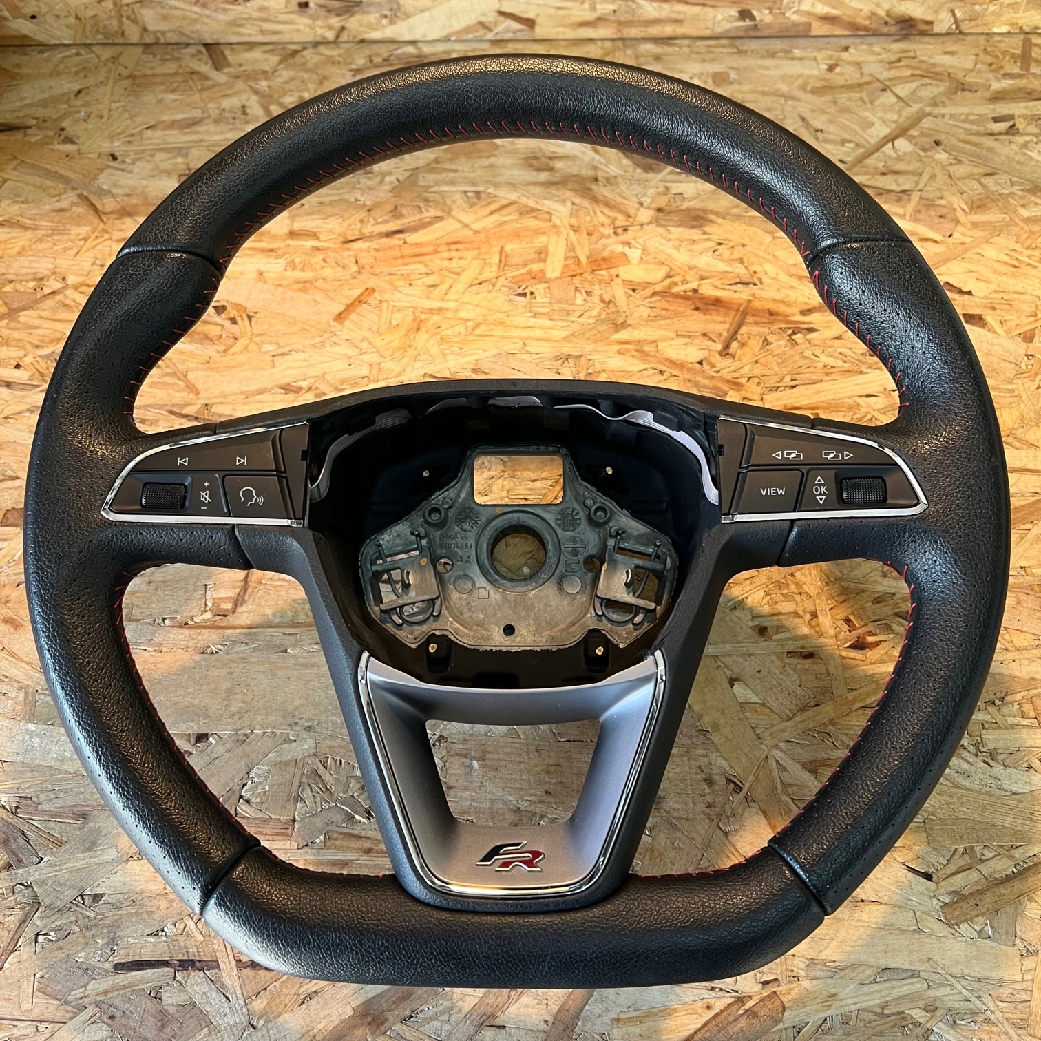 LENKRAD, MULTIFUNKCJA DES LENKRADS SEAT ARONA FR