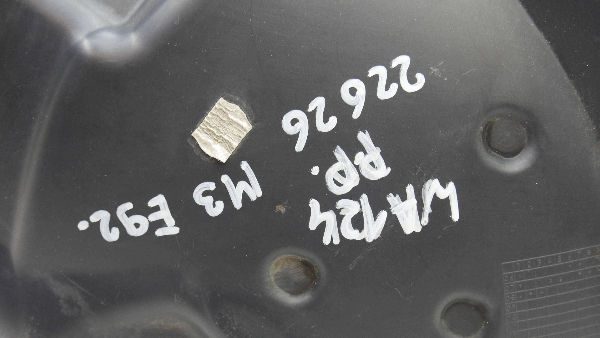podblatník pravý předek přední BMW M3 E92 8043214