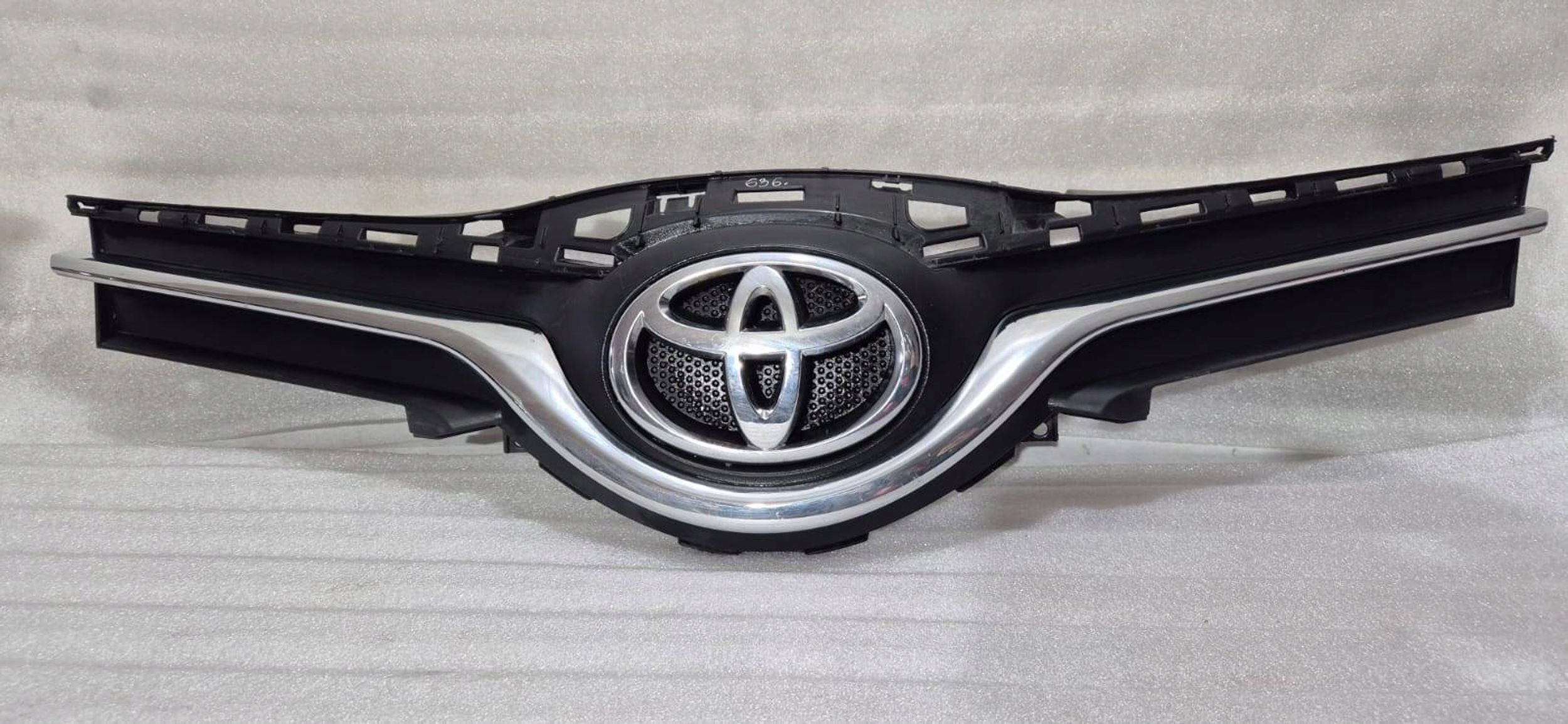 Toyota Yaris I P1 Kühlergrill FRONTGRILL Kühlergitter - Thumbnail 1