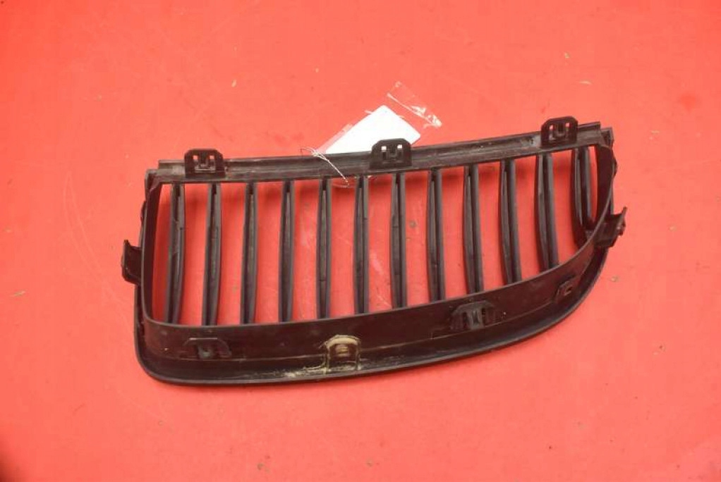 maska bubreg desna crna BMW E90 E91 04-10
