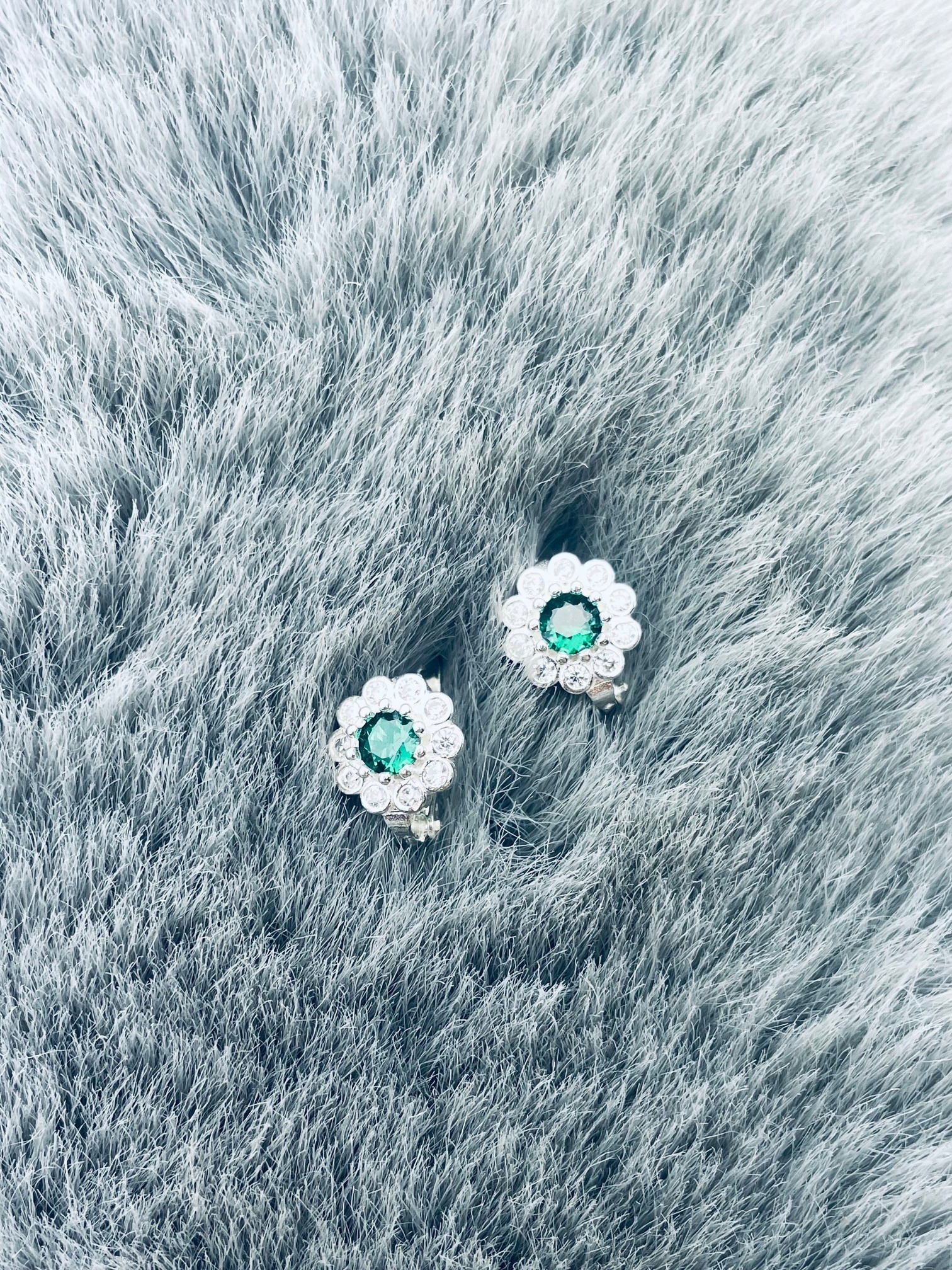 Stříbrné náušnice se zelenými květy a smaragdovými zirkony
