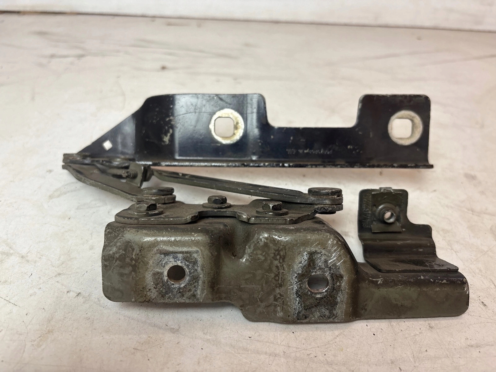 hinge bonnets front front left Opel Astra IV J