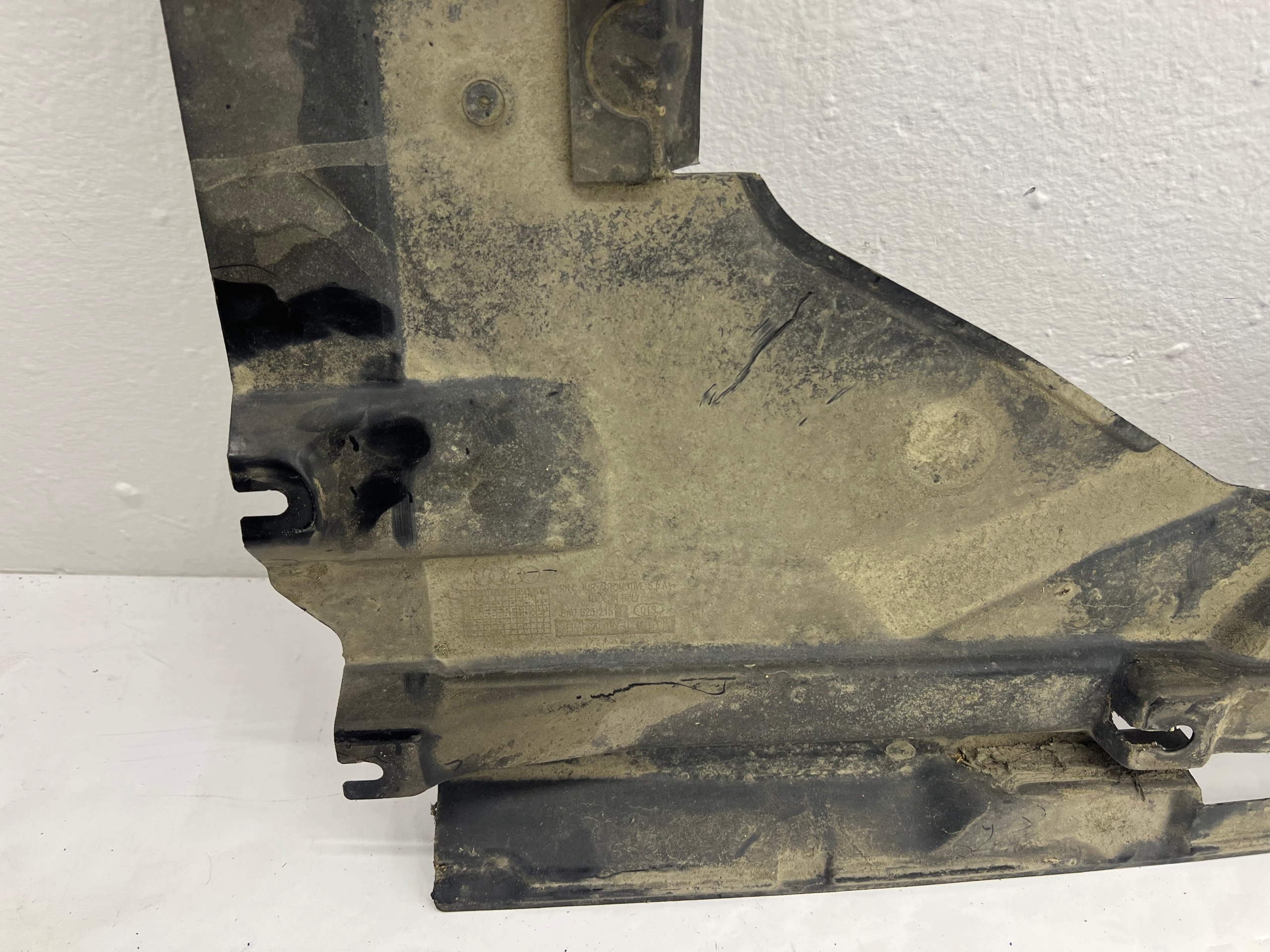 AUDI A4 B9 KOMBI Blende Abdeckung abdeckung Unterfahrschutz links 8W0825215F