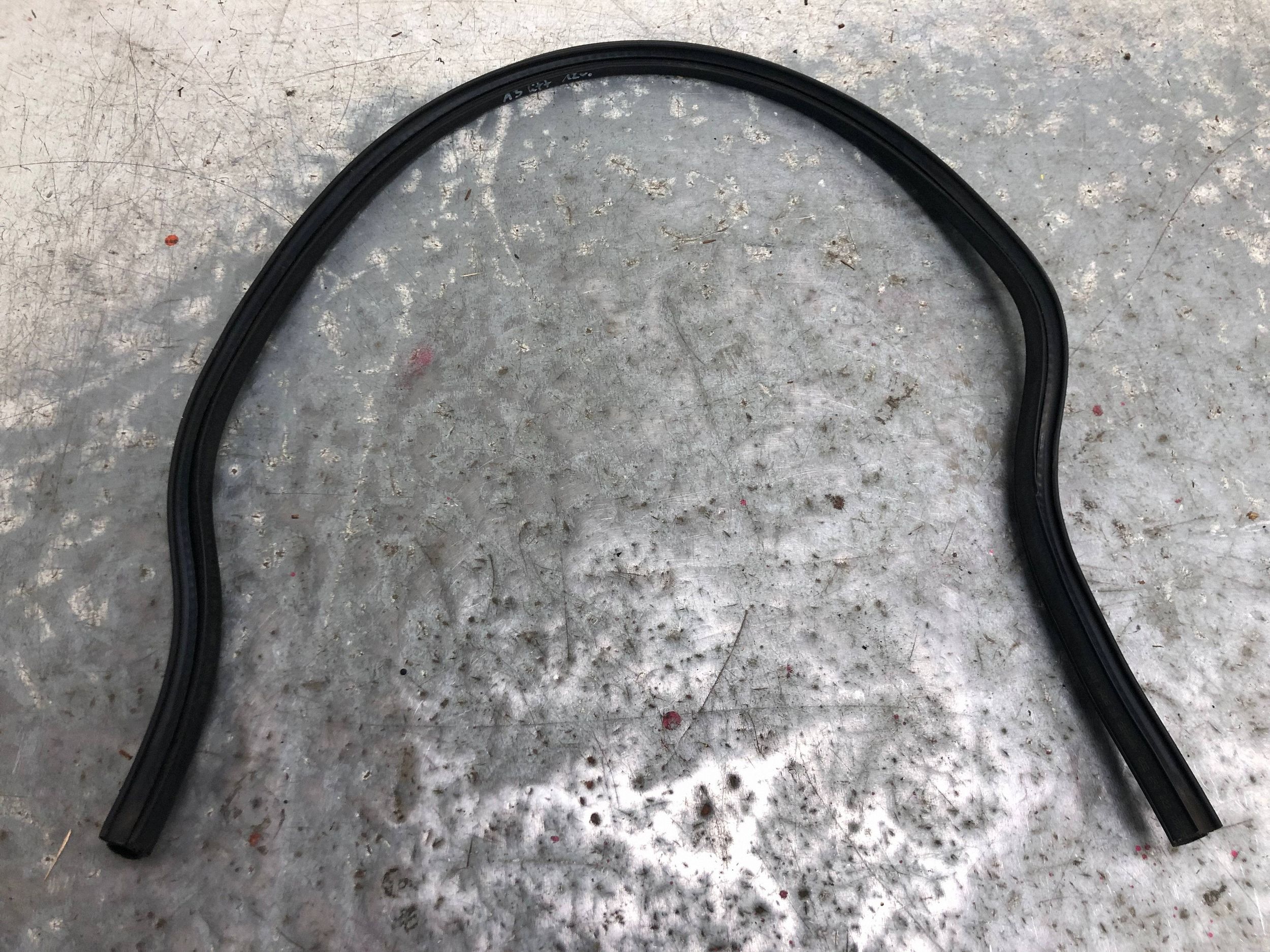 joint du capot AUDI A3 8P LIFT 8P0823723B