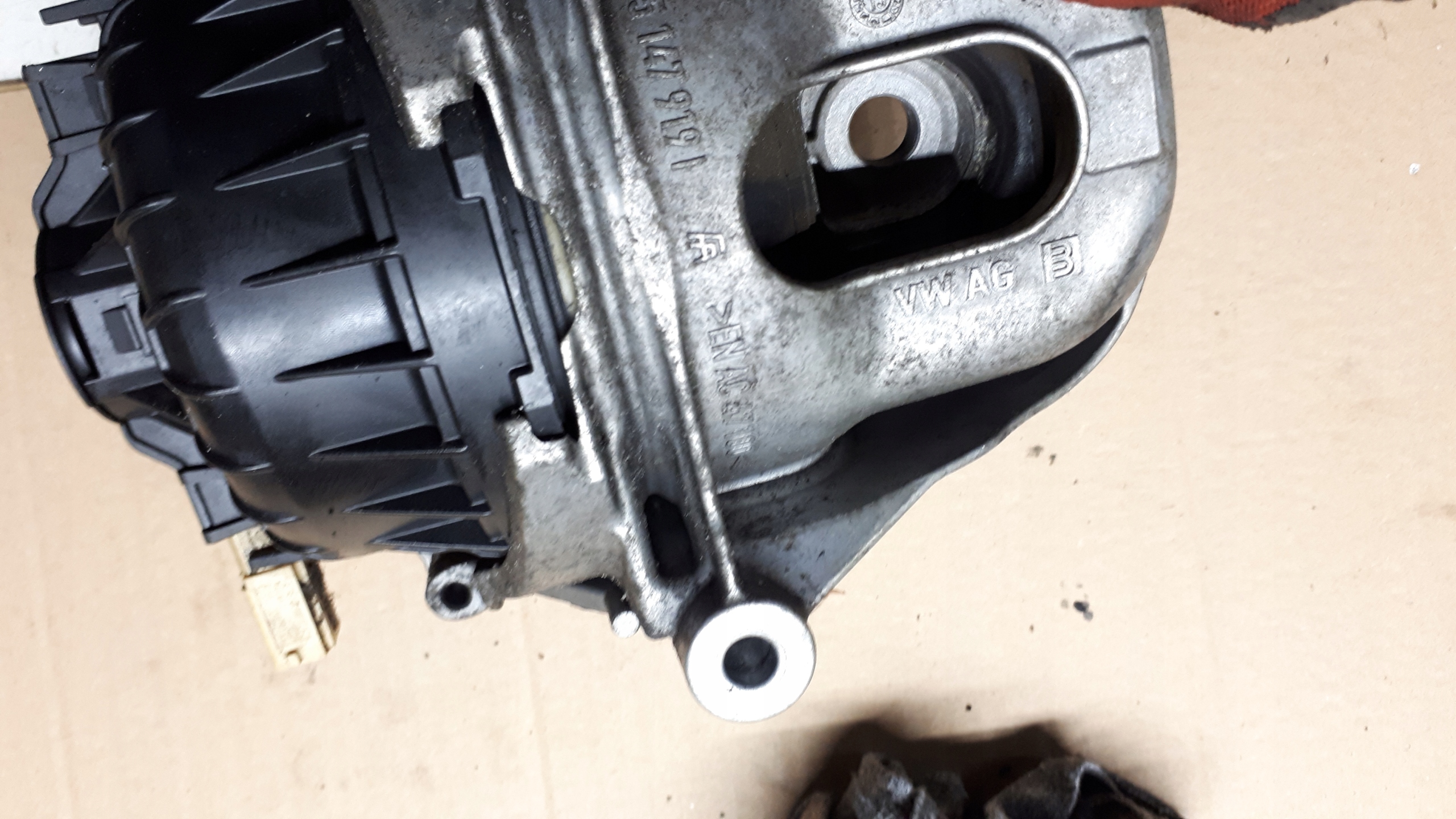 A4 B9 8W engine mount 3.0 TDI A5 8W 4M0199372Q