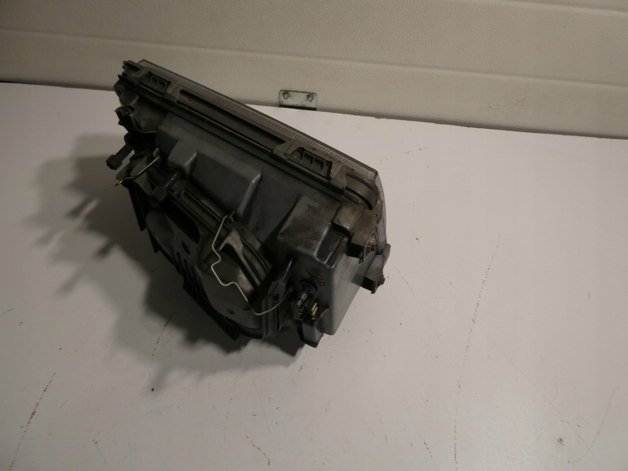 MERCEDES E W124 sedan light right front