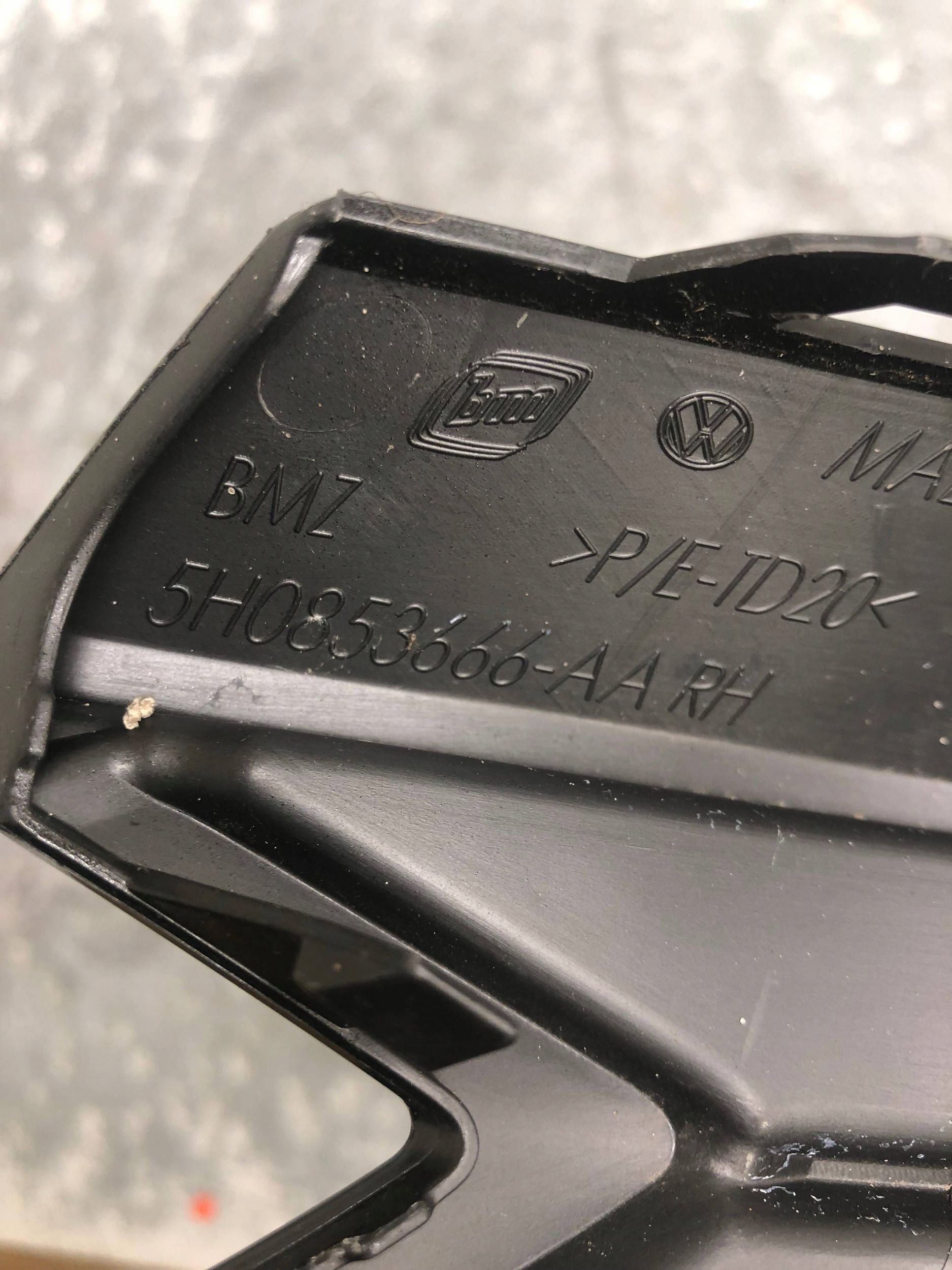 lüftungsgitter der stoßstange rechts vorne VW GOLF VIII 5H0853666AA