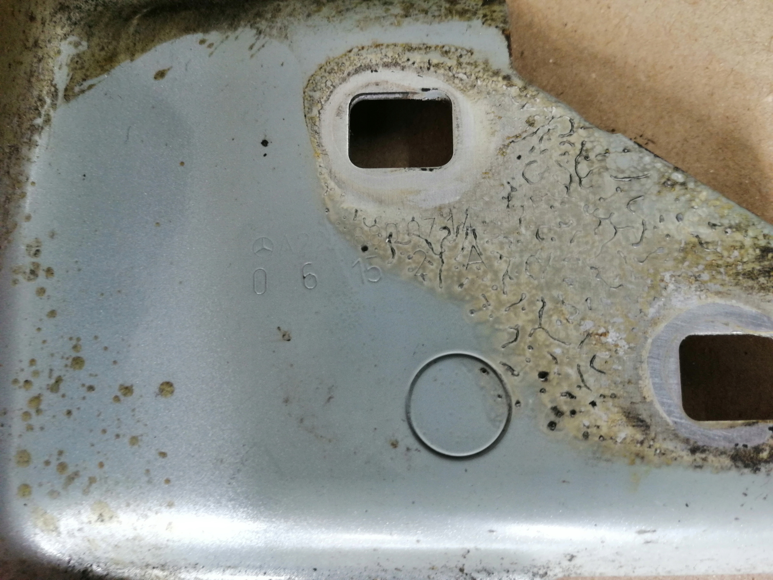 bracket console of a fender front left 2228800714 MERCEDES S W222