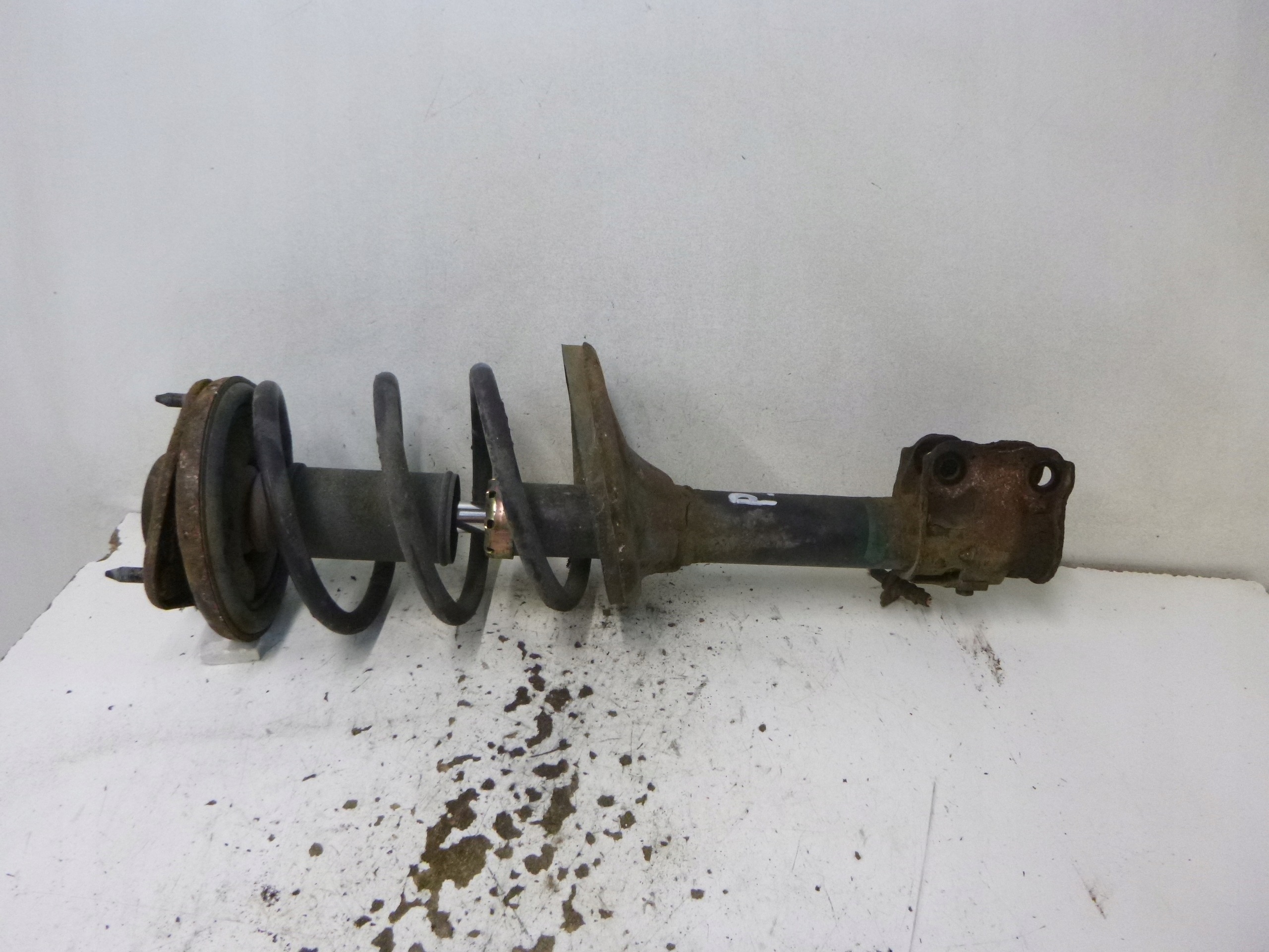 shock absorber front right Mitsubishi Outlander and 2.4 2004r.