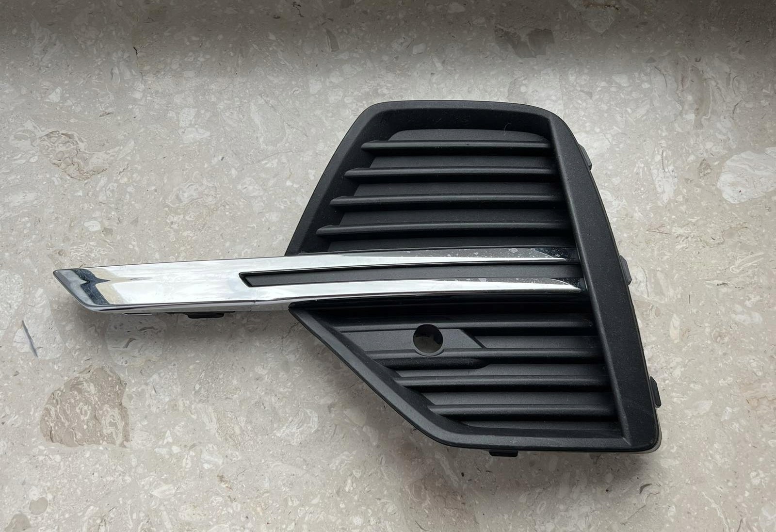 VOLVO XC60 2 II LIFT 21- grid spoiler of a bumper front left 32234948