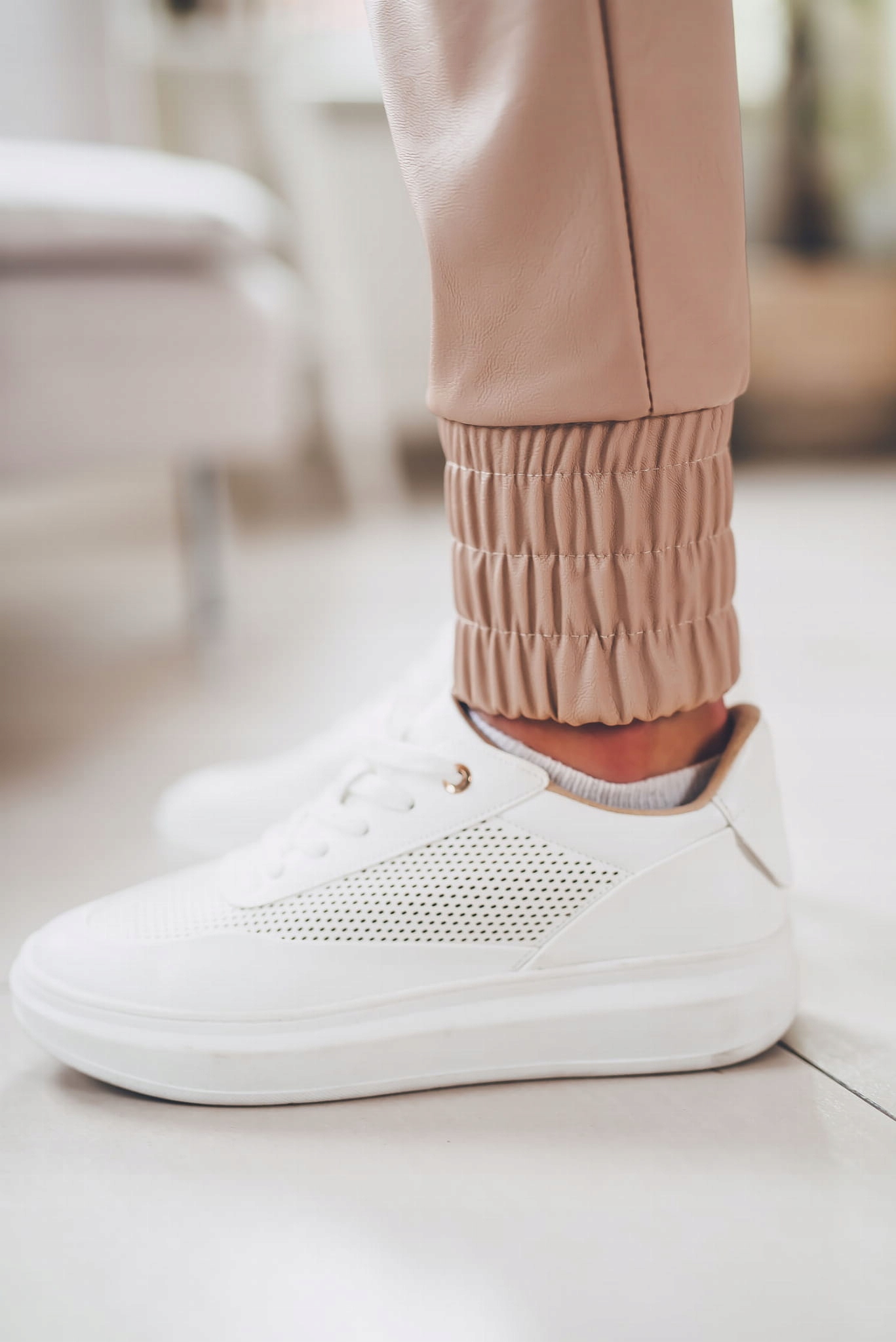 Beżowe damskie spodnie ciążowe imitacja skóry M Materiał dominujący poliester