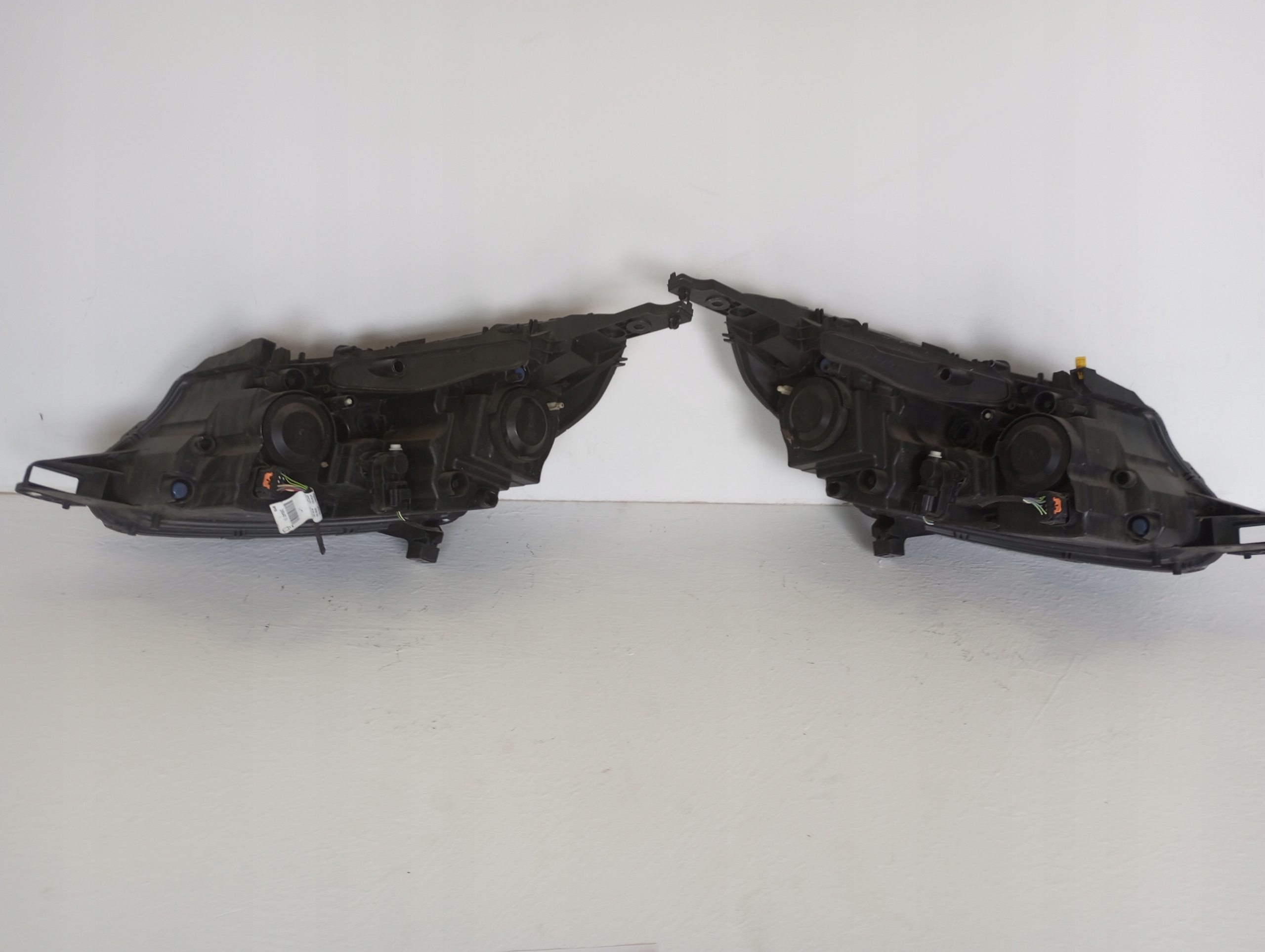 light PEUGEOT 2008 and LIFT 9825313680 right