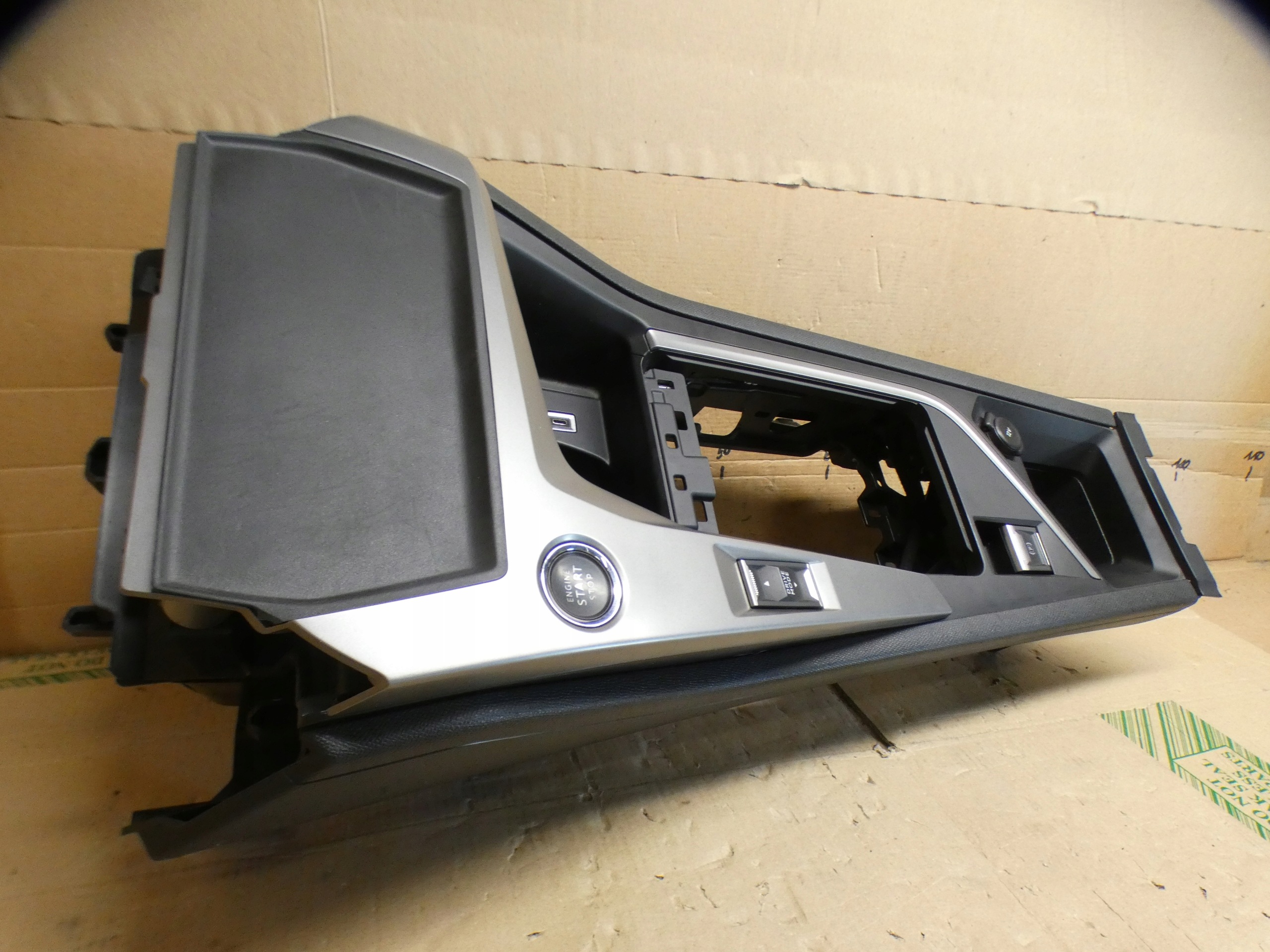 TUNEL mitte PEUGEOT 308 III T10 9835860680