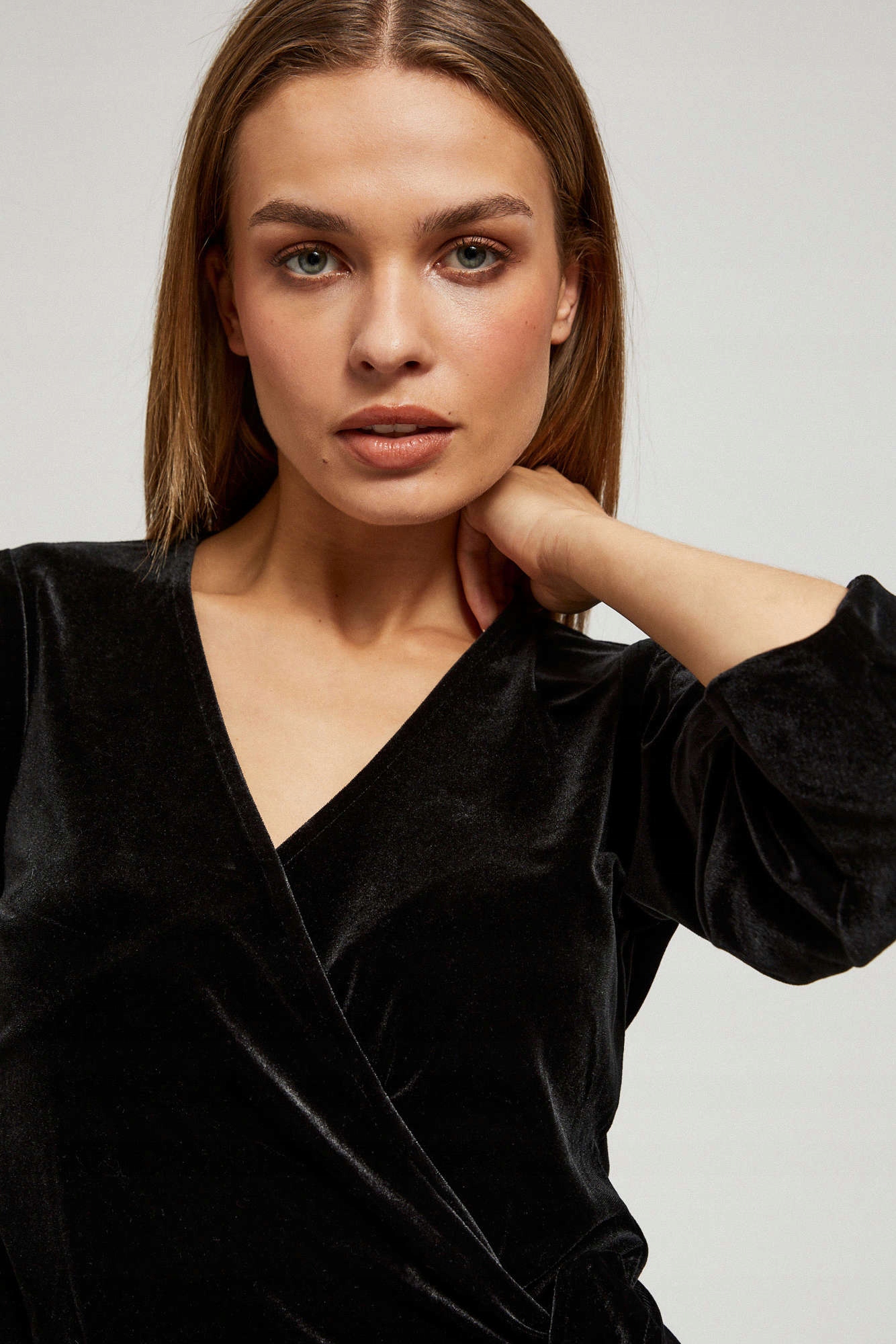 Welurowa bluzka M od MOODO Kolor czarny