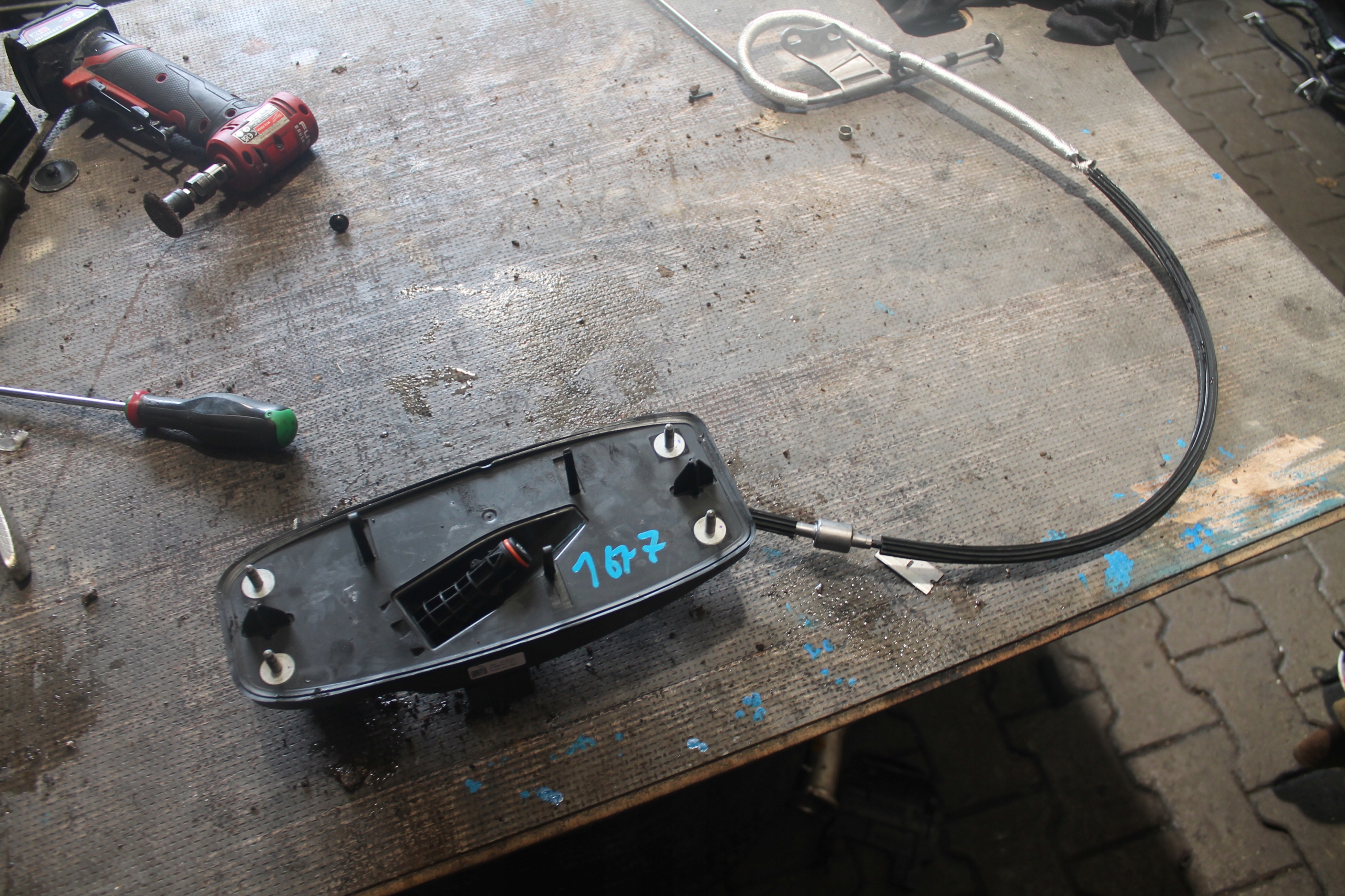 1677. Câble Mécanisme levier vitesse Engrenage AUDI 80A713045N