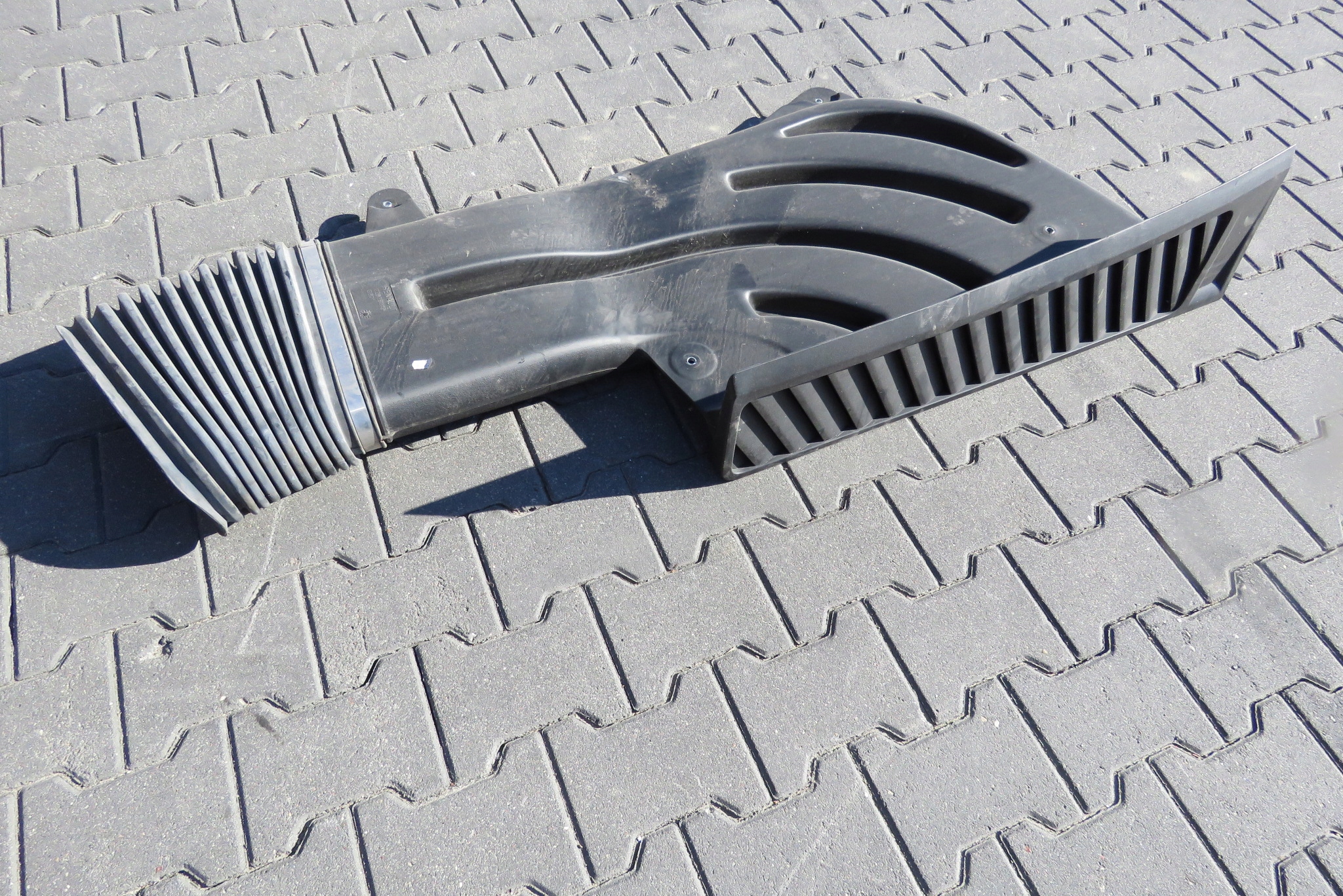 ДЫМОХОД РЕШЕТКА ВОЗДУХОЗАБОРНИКА RENAULT T 22028049