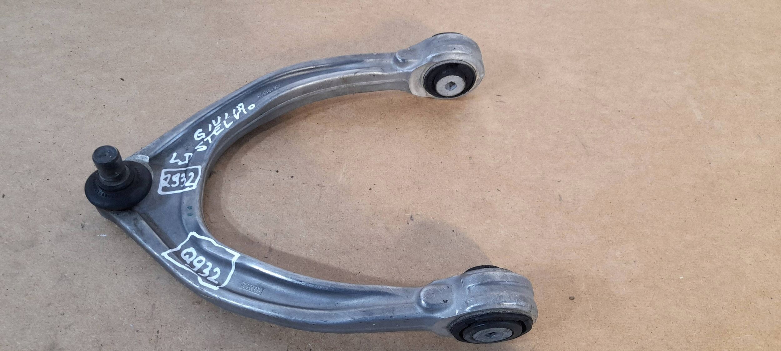 Alfa Romeo Giulia arm upper front left K206602 (Q932)