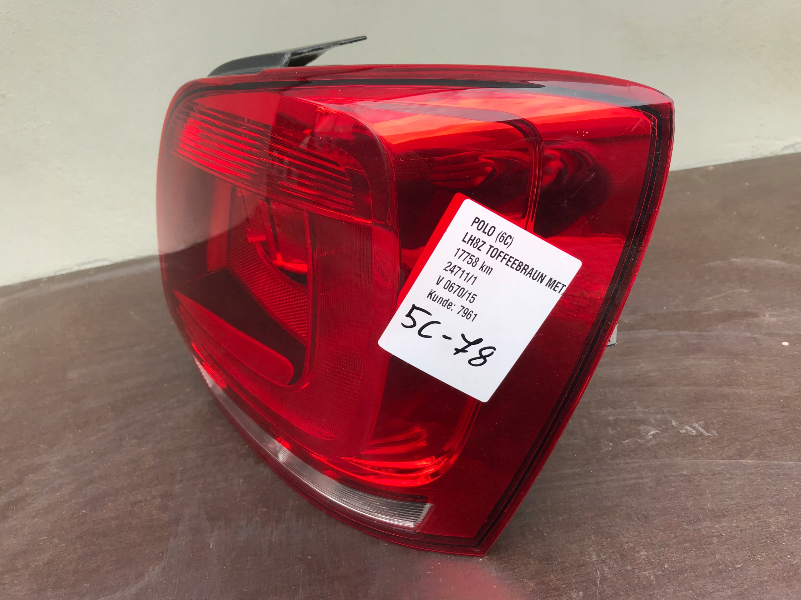 LAMPA PRAWY TYŁ VW POLO 6R0945096N 6R0945112B Producent części Volkswagen OE