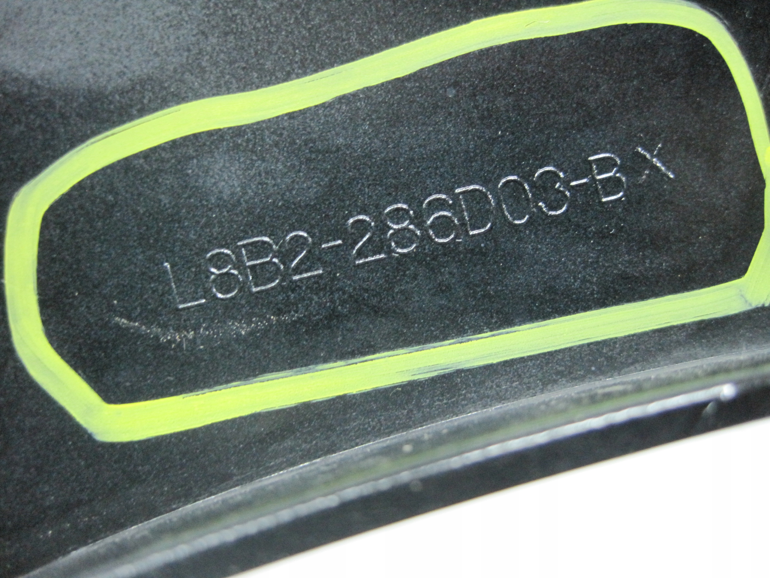 Couverture Moulage Aile LAND ROVER DEFENDER L8B2-286D03-BX