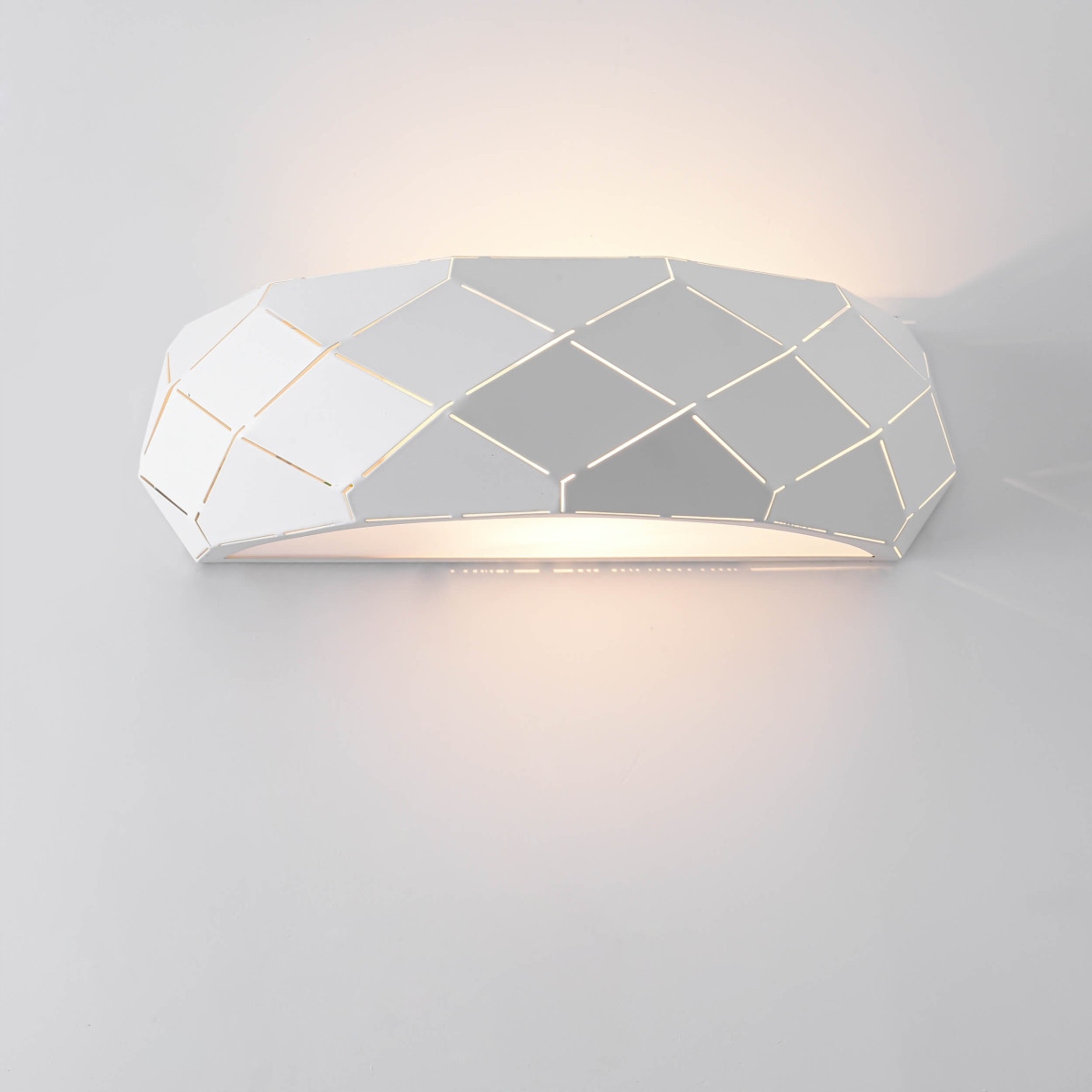 Moderní nástěnné svítidlo Reus, ohýbaný plech s průzory, půlkruhový horní okraj