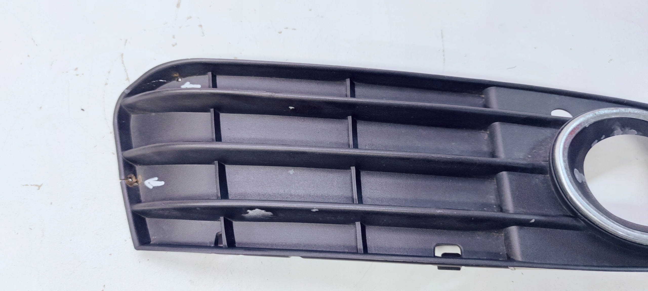 grid of a bumper right AUDI A4 B8 8KD807682