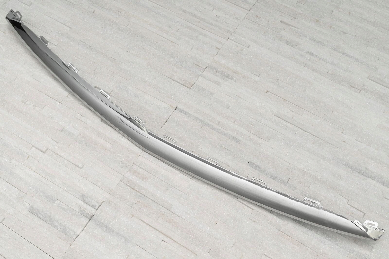 MERCEDES E-CLASS W213 CHROMOWANA LISTWA ZDERZAKA PRZEDNIEGO A2138857000 Strona zabudowy przód