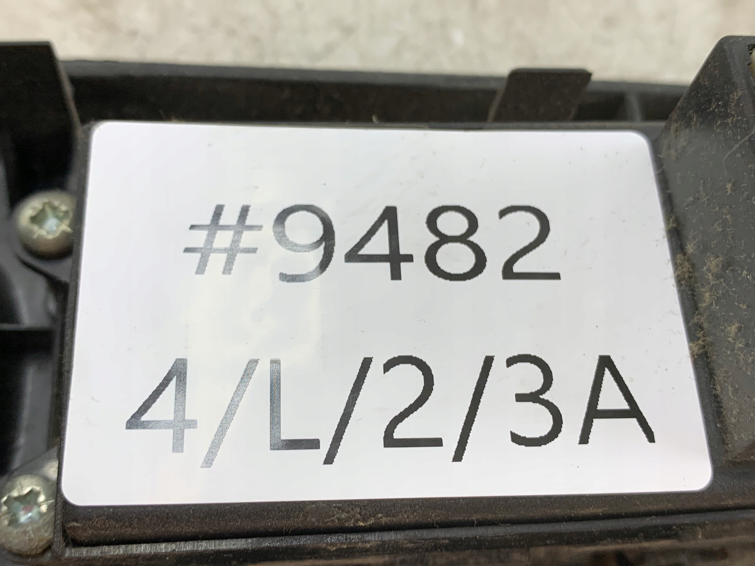 TOYOTA AVENSIS T22 PANEL okna levý předek