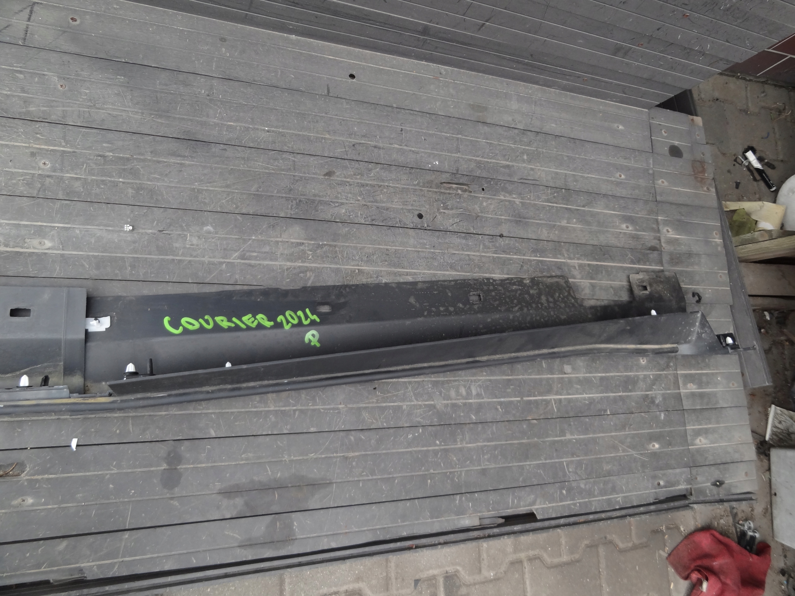 FORD TRANSIT COURIER III MK3 2024 LISTWA PROGOWA PROGU PRAWA ORYGINAL Typ samochodu Samochody dostawcze Samochody osobowe