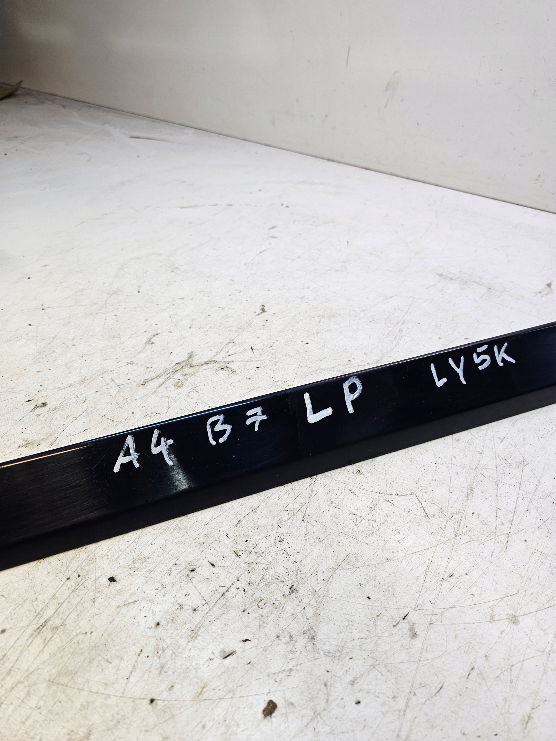 moulding door lower left front AUDI A4 B7 LY5K