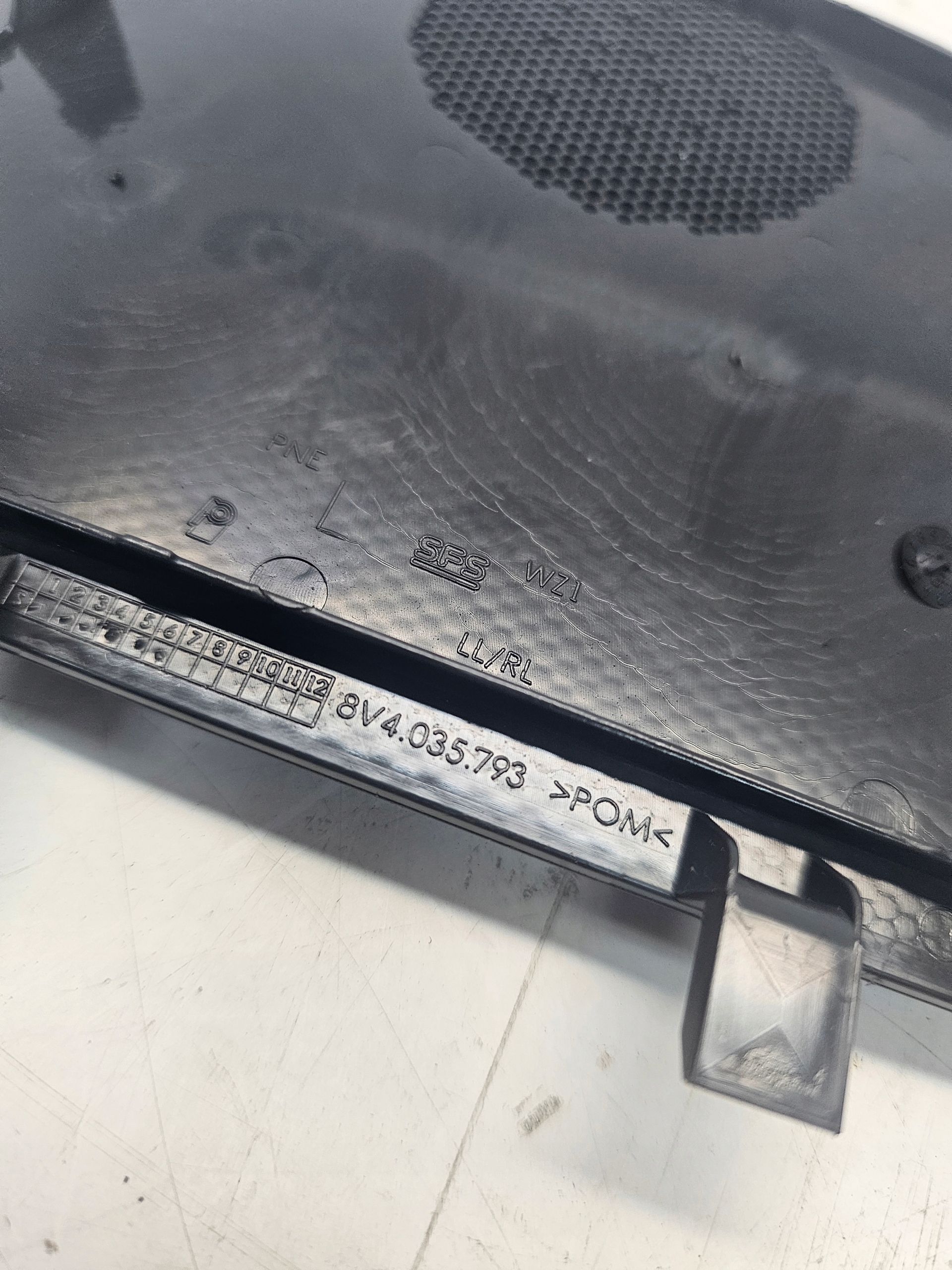 krycí repráku levý záď AUDI A3 8V 8V4035793 cierna
