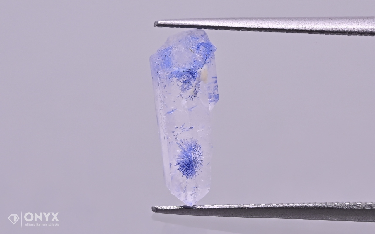 Křemen s dumortierytem přírodní křišťál 13,5x5 mm