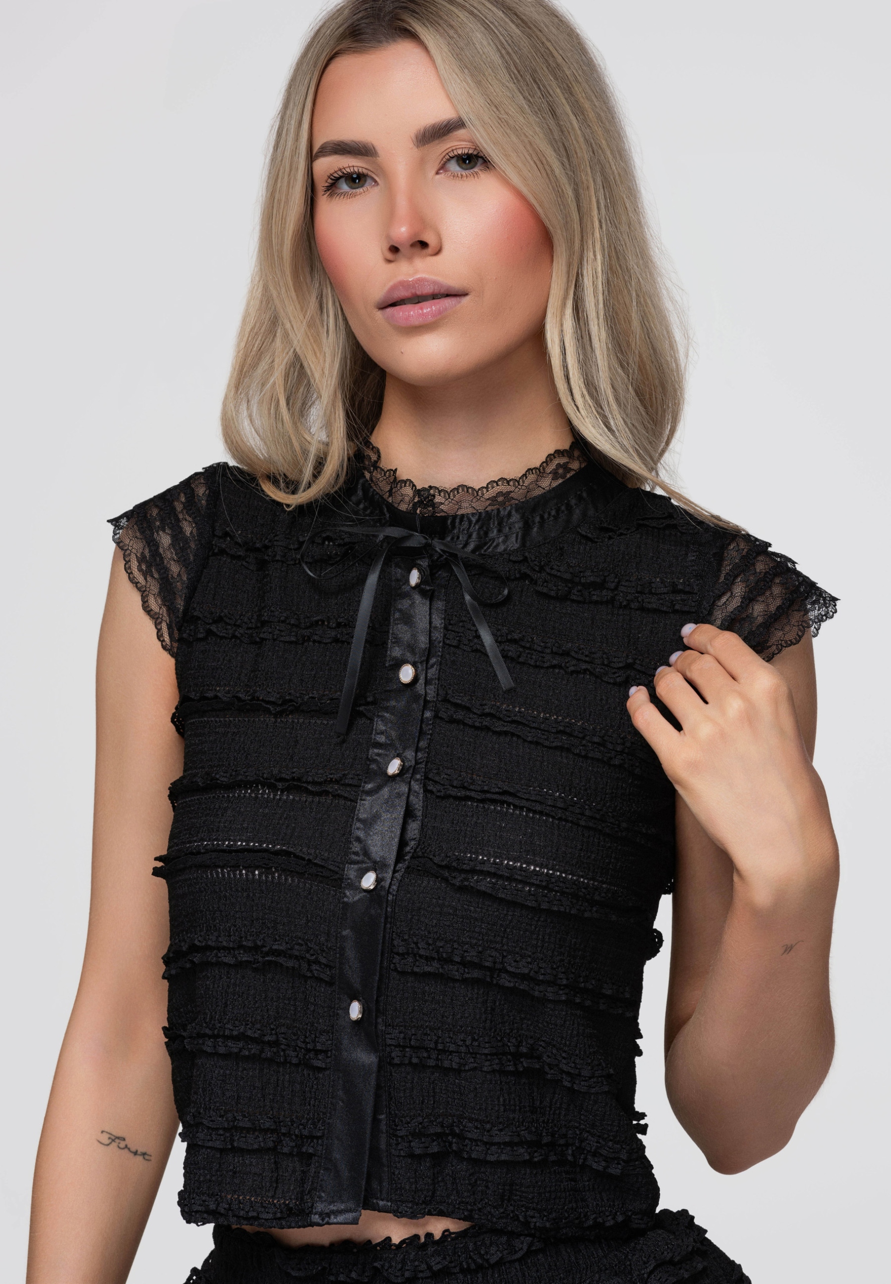 Dámské krátké tričko s krajkou černé OW-TS-E0066 S/m