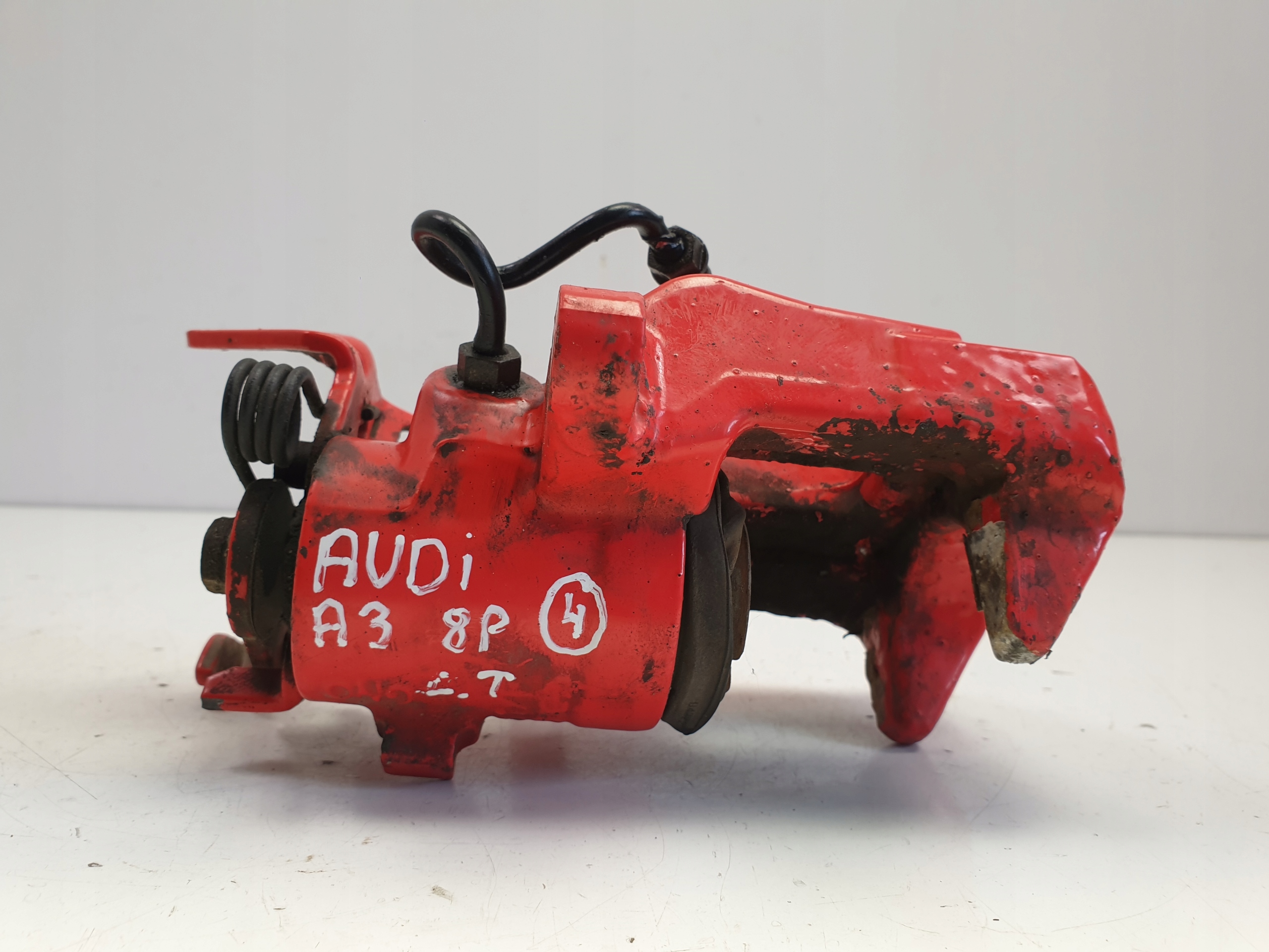 2.0 - Audi A3 8P II тормозной суппорт левый задний водитель