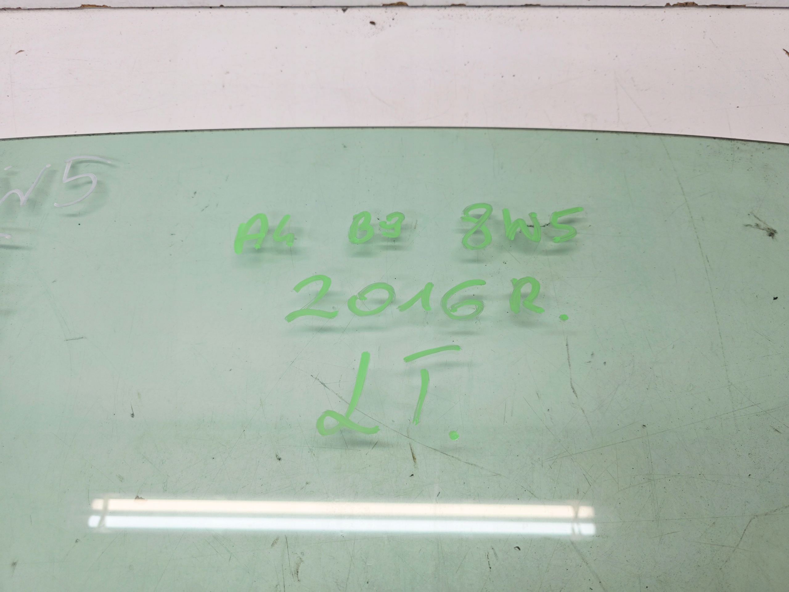 window side door left rear part AUDI A4 B9 8W5 2016 R 8W5845205