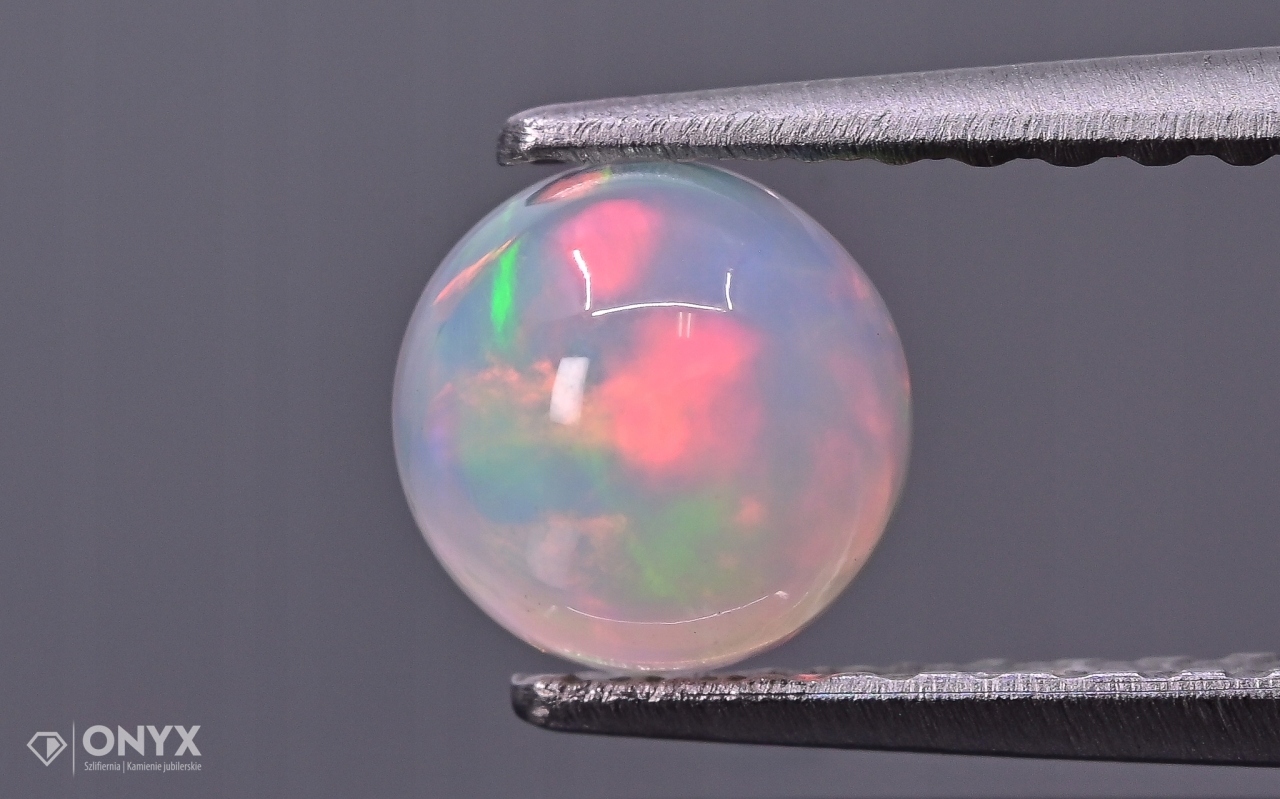 Opál z Etiopie kabošon kulatý fi 5 mm