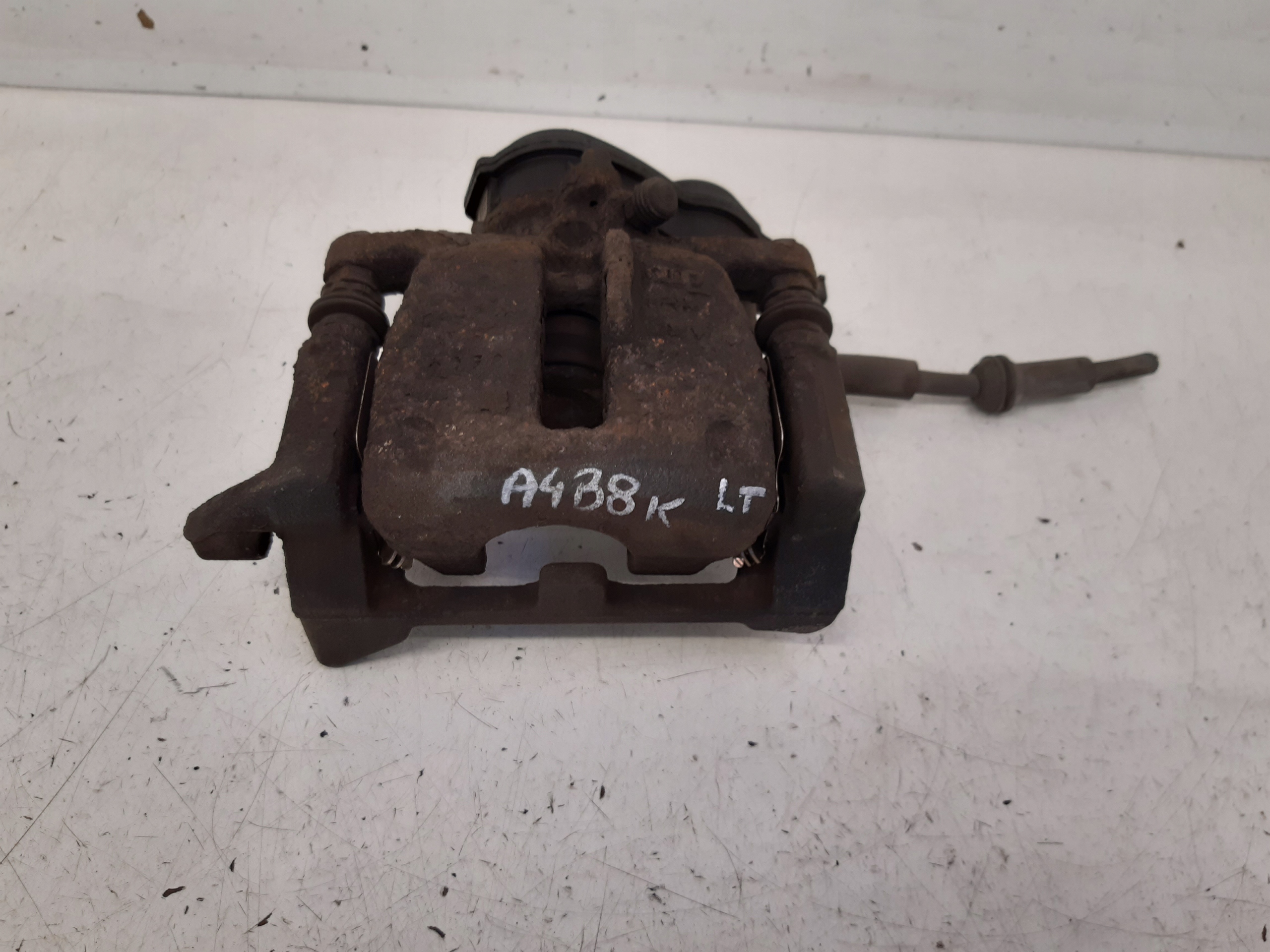 třmen levý záď Audi A4 B8