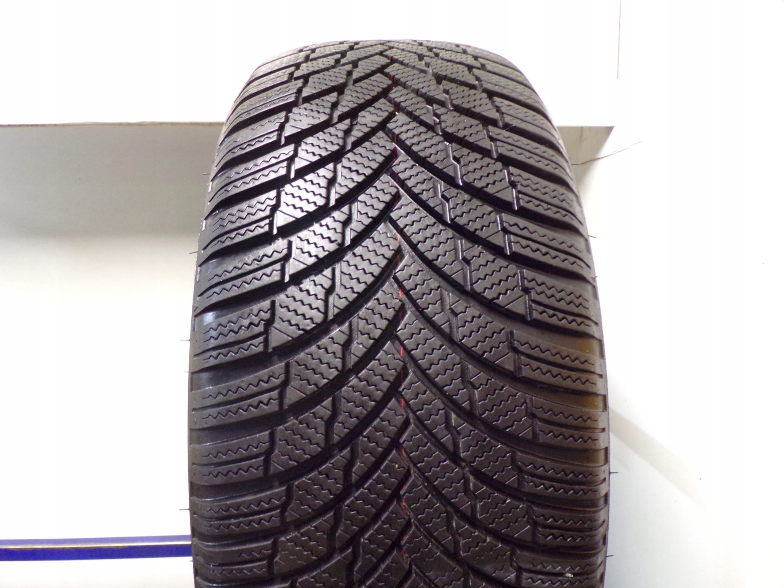 Firestone Winterhawk 4 235/50R19 103V_F-VAT_ok 8,5mm