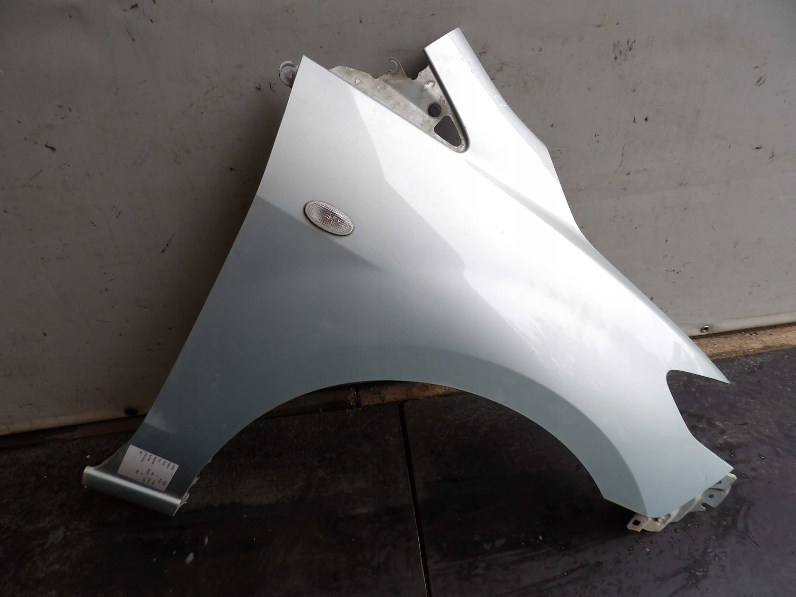 Mazda V 5 fender right 1,8B