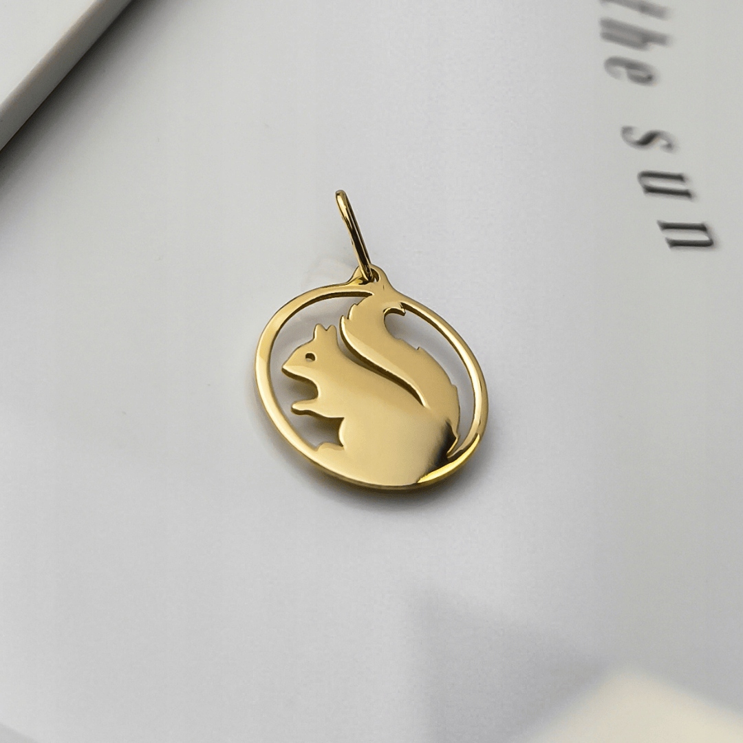 Zlatý přívěsek Veverka v kruhu – možnost gravírování pr.585