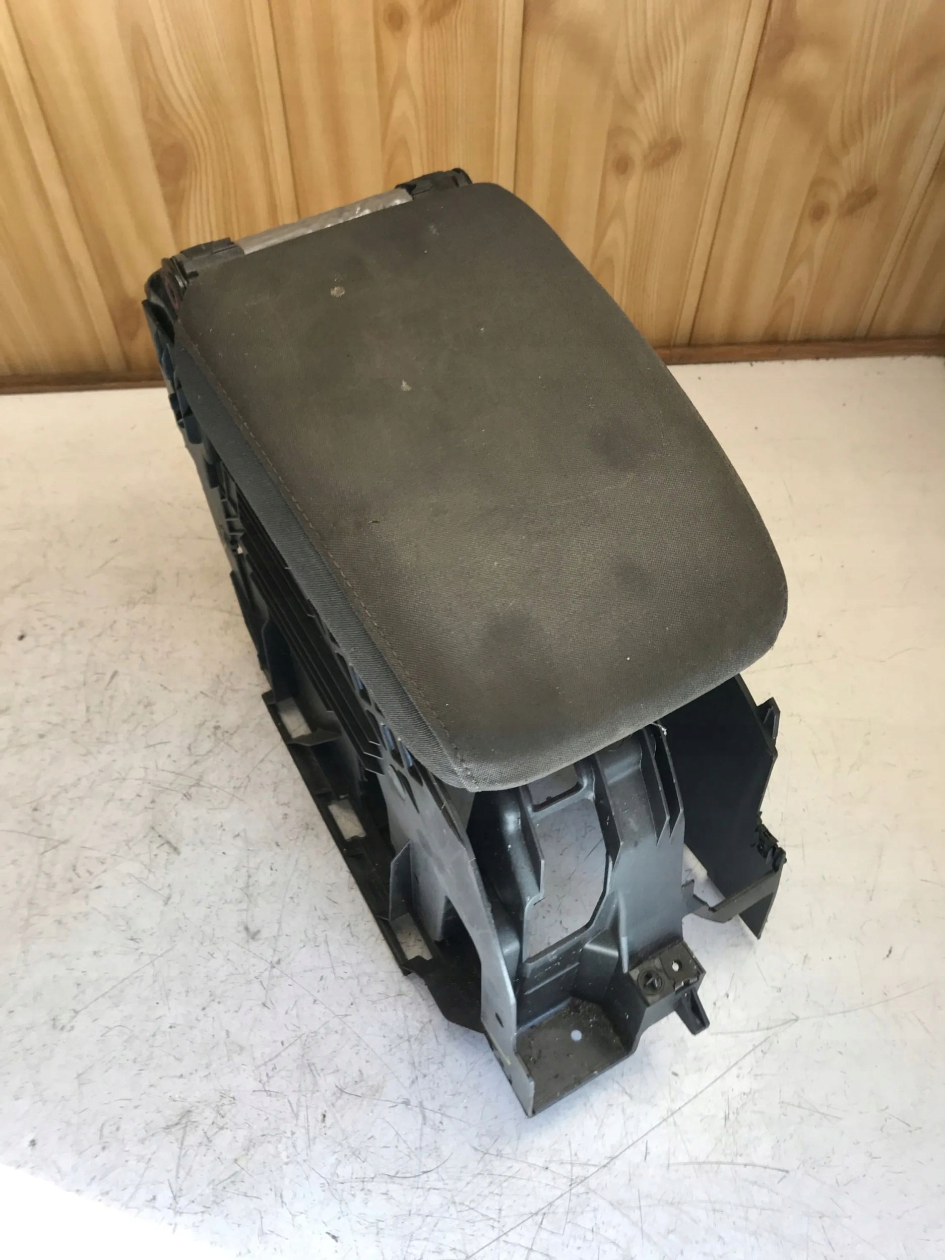 armrest VW GOLF V 1K5864251C