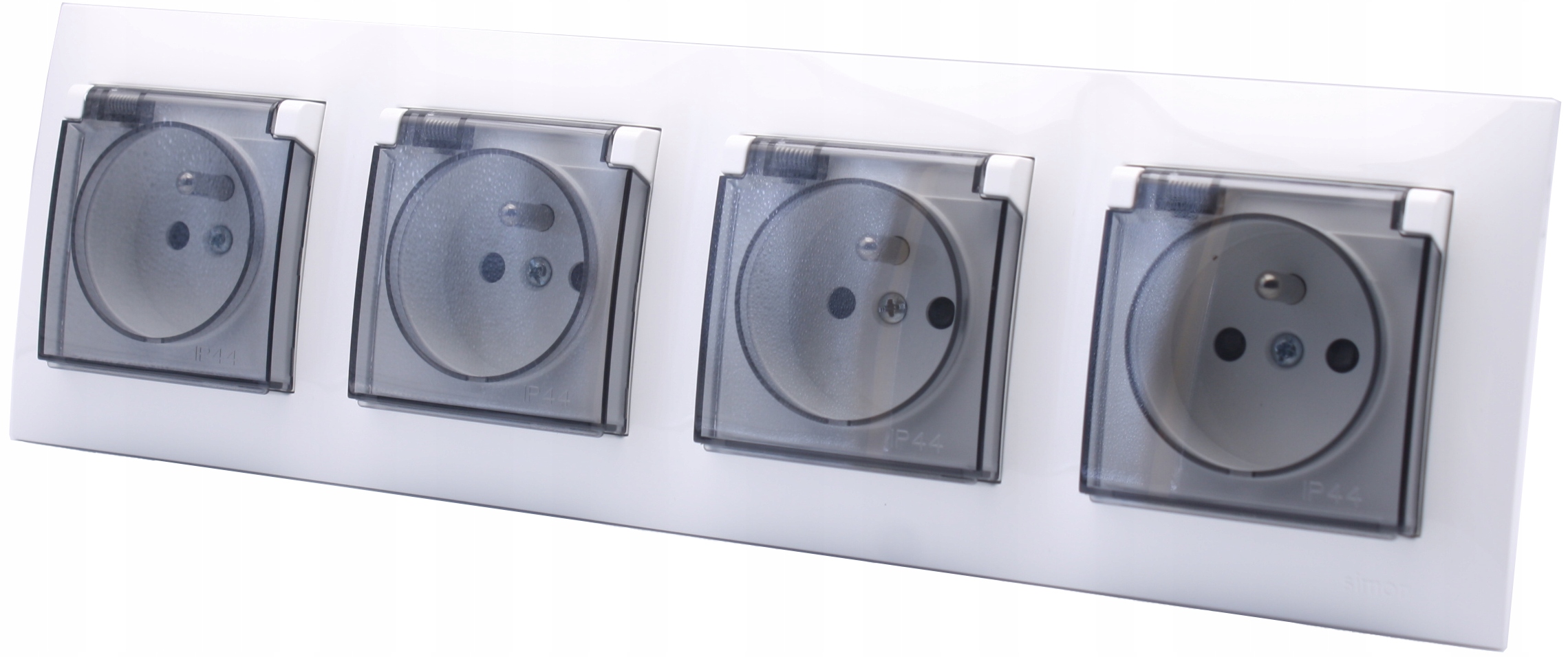 Čtyřnásobná hermetická zásuvka s klapkou bílá pro koupelnu a garáž Simon 54