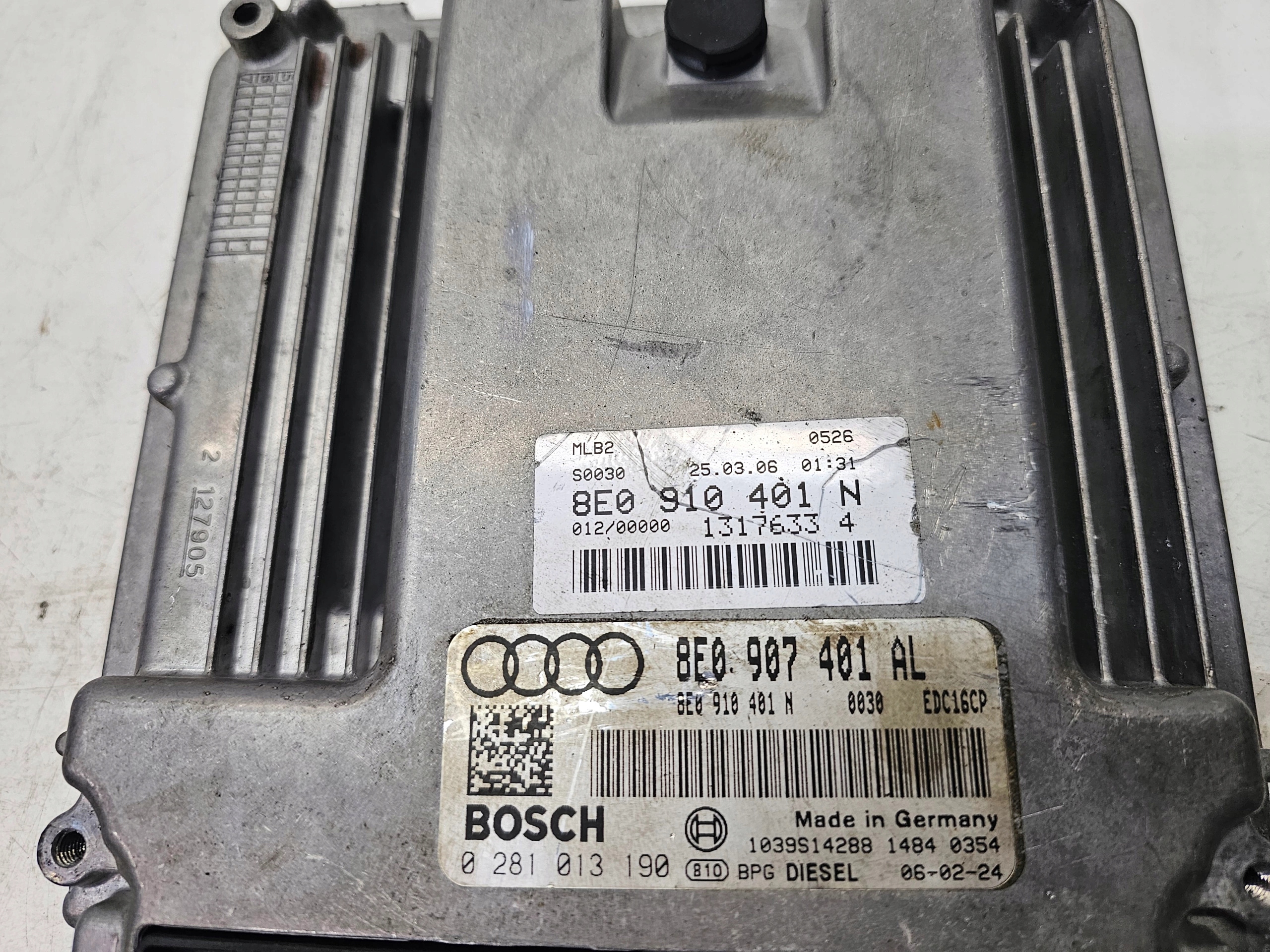 control unit computer of the engine AUDI A4 B7 3.0 TDI 8E0907401AL 8E0910401N