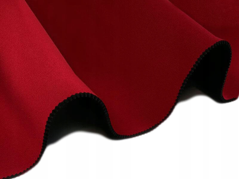 Neoprenová pěna 135x100cm tloušťka 3mm Červená/Černá