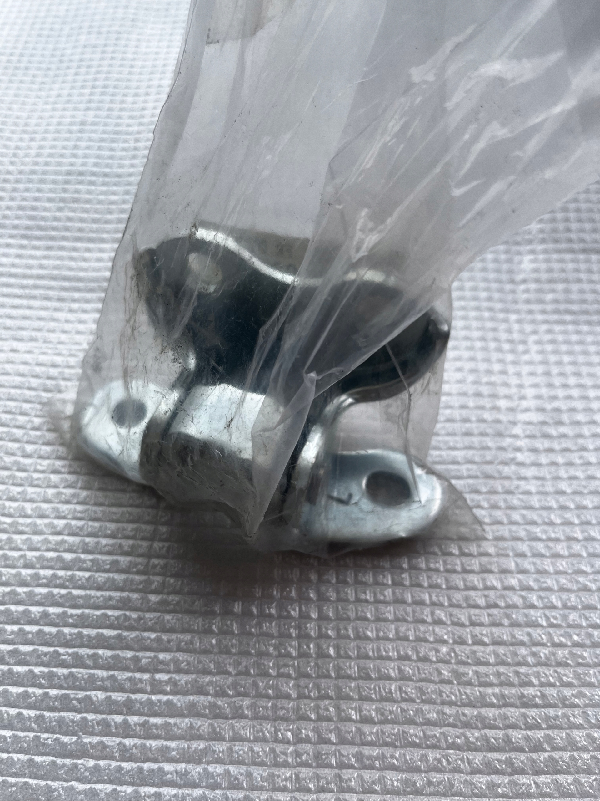 AYGO II 14-21 ZAWIAS DRZWI DÓŁ LEWY PRZÓD