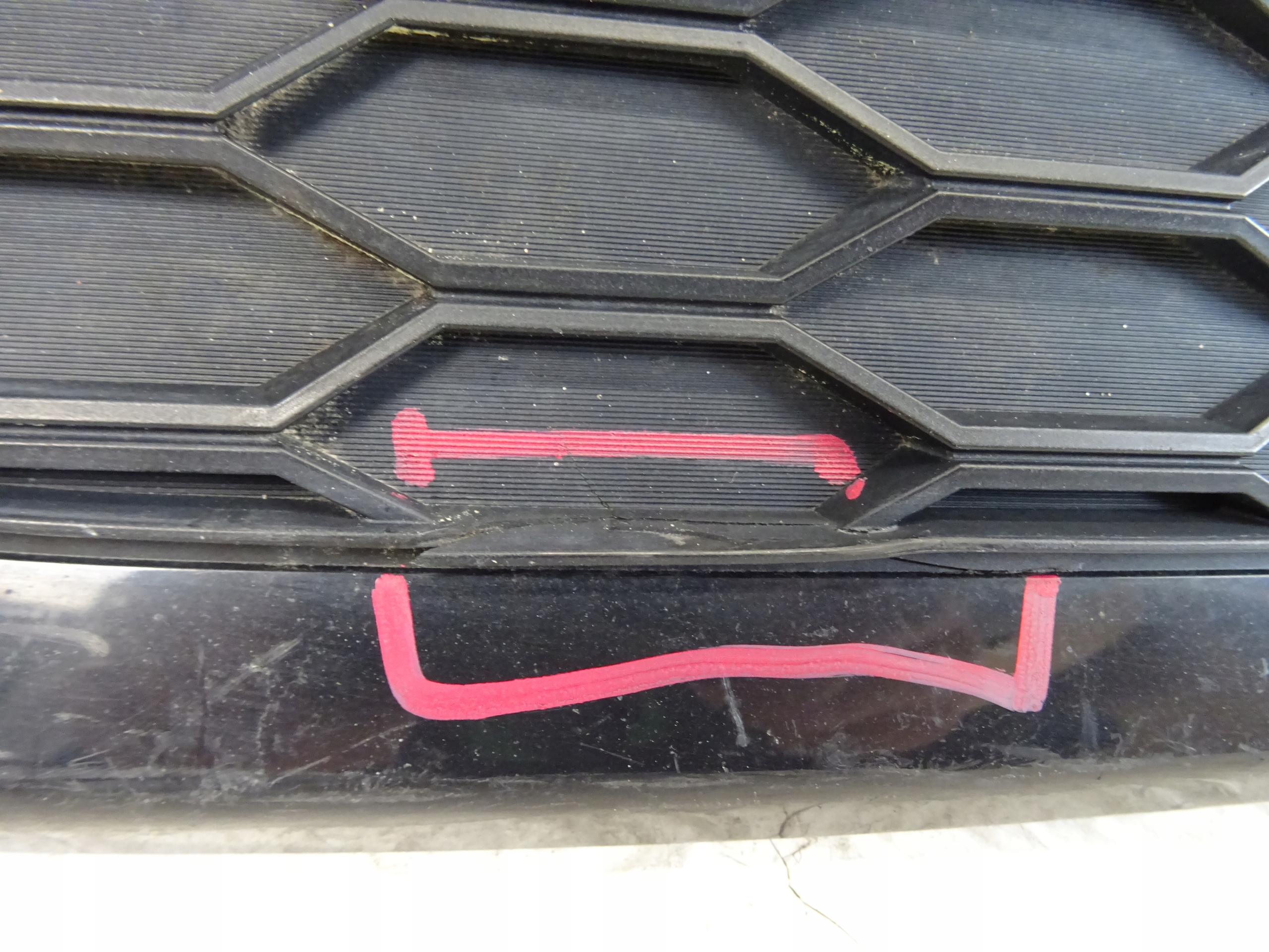 grid of a bumper front front left HONDA CIVIC X 71108-TGG-A3