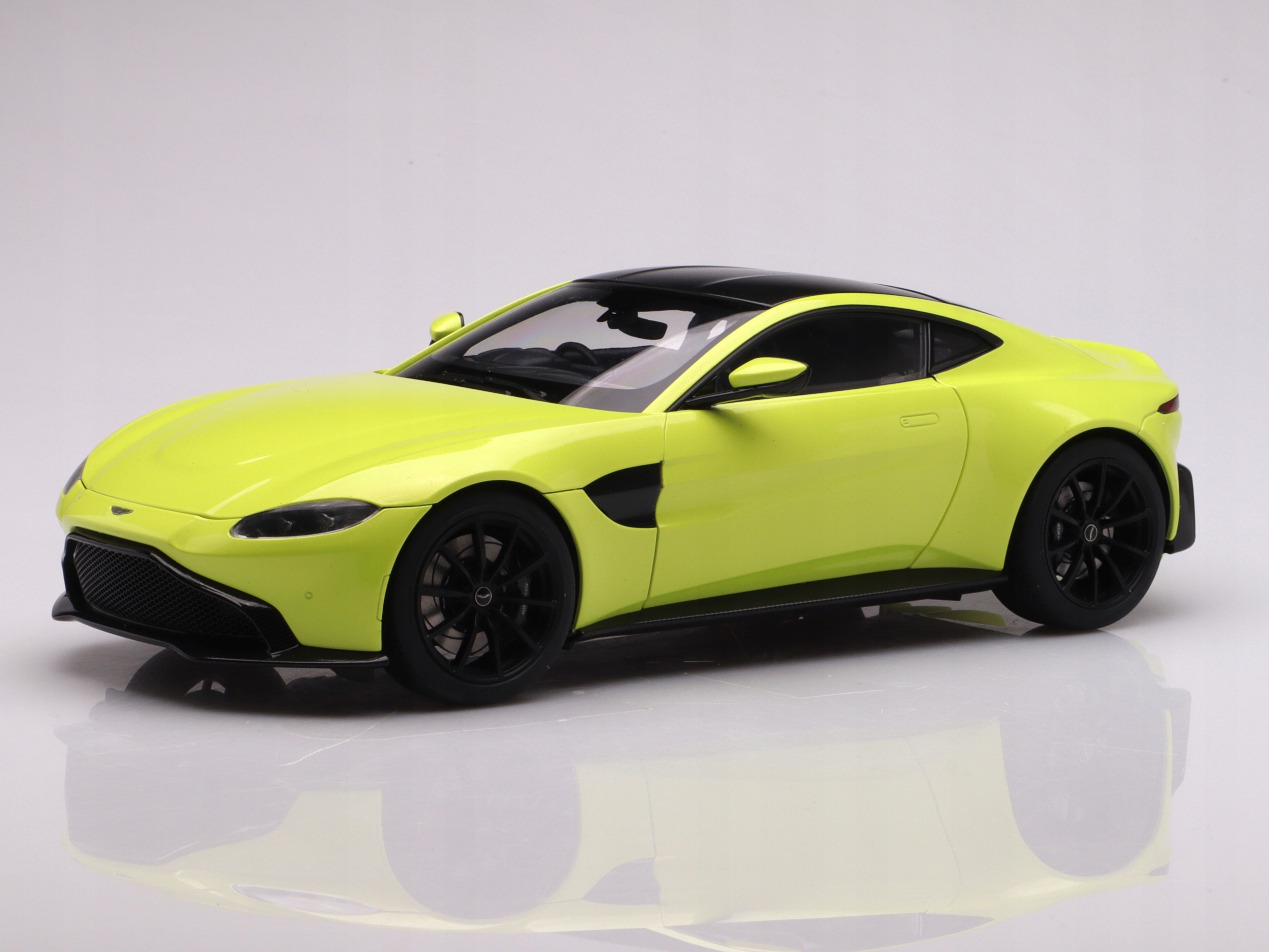 Model auta Aston Martin Vantage - 2019, lime essence AUTOart 1:18